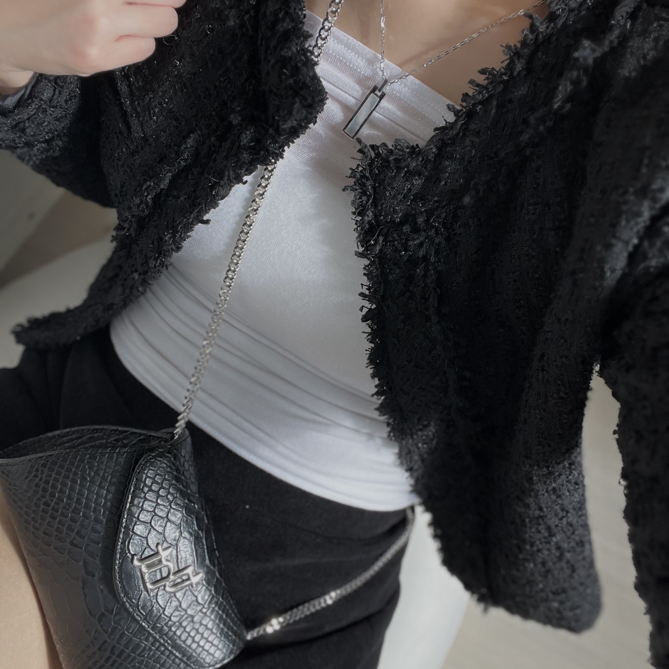Threetimes Mini Moon Bag Black 착용 스타일