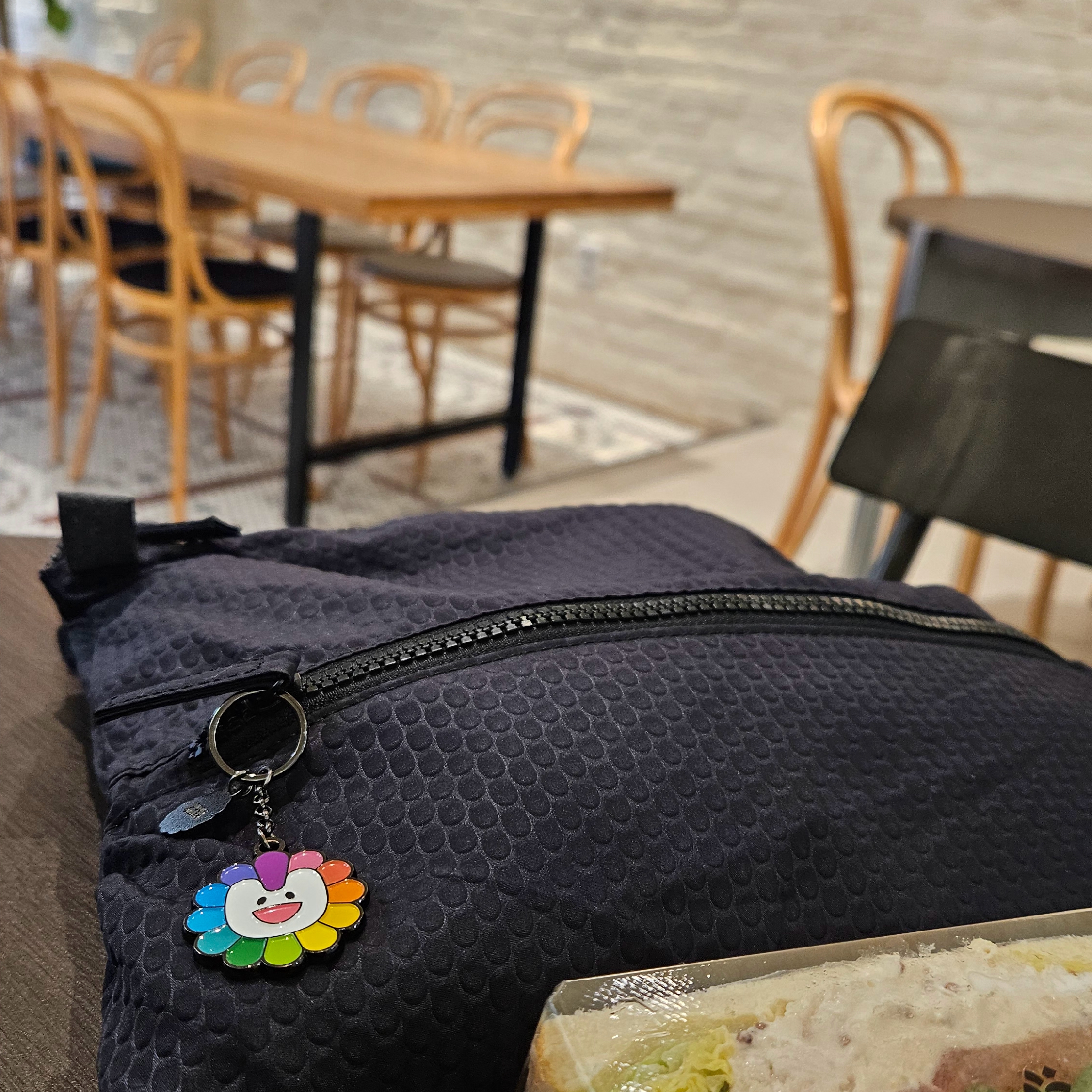 NewJeans x Murakami Metal Keyring Flower 착용 스타일 - 2