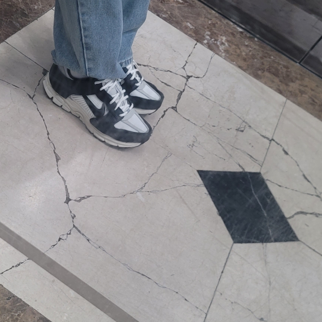 (W) Nike Zoom Vomero 5 Wolf Grey and Black 착용 스타일