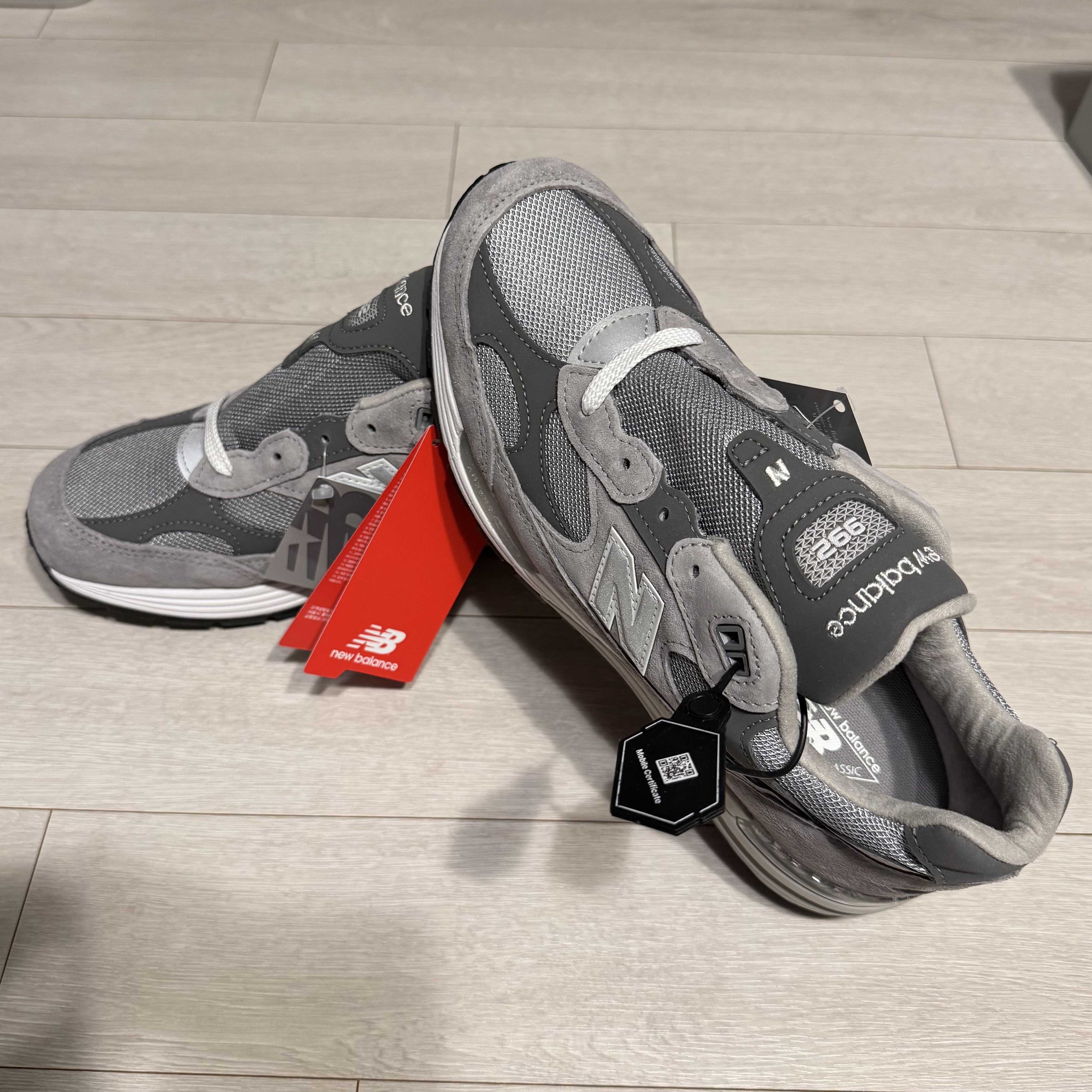 New Balance 992 Made in USA Core Grey Silver Metallic 착용 스타일 - 2