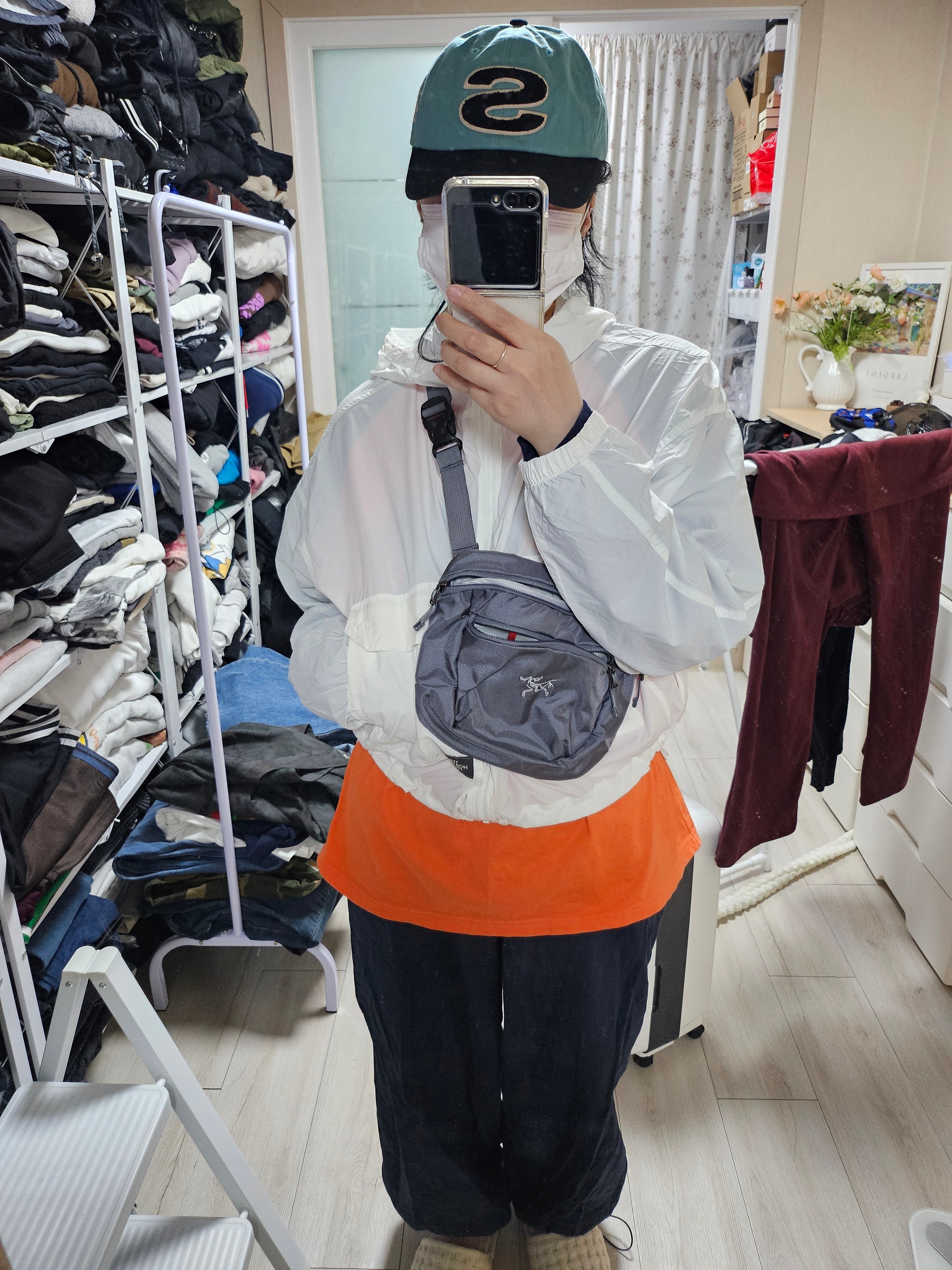 스투시 셔닐 S 로우 프로 캡 틸, 아크테릭스 맨티스 1 웨이스트팩 그래파이트 착용 스타일