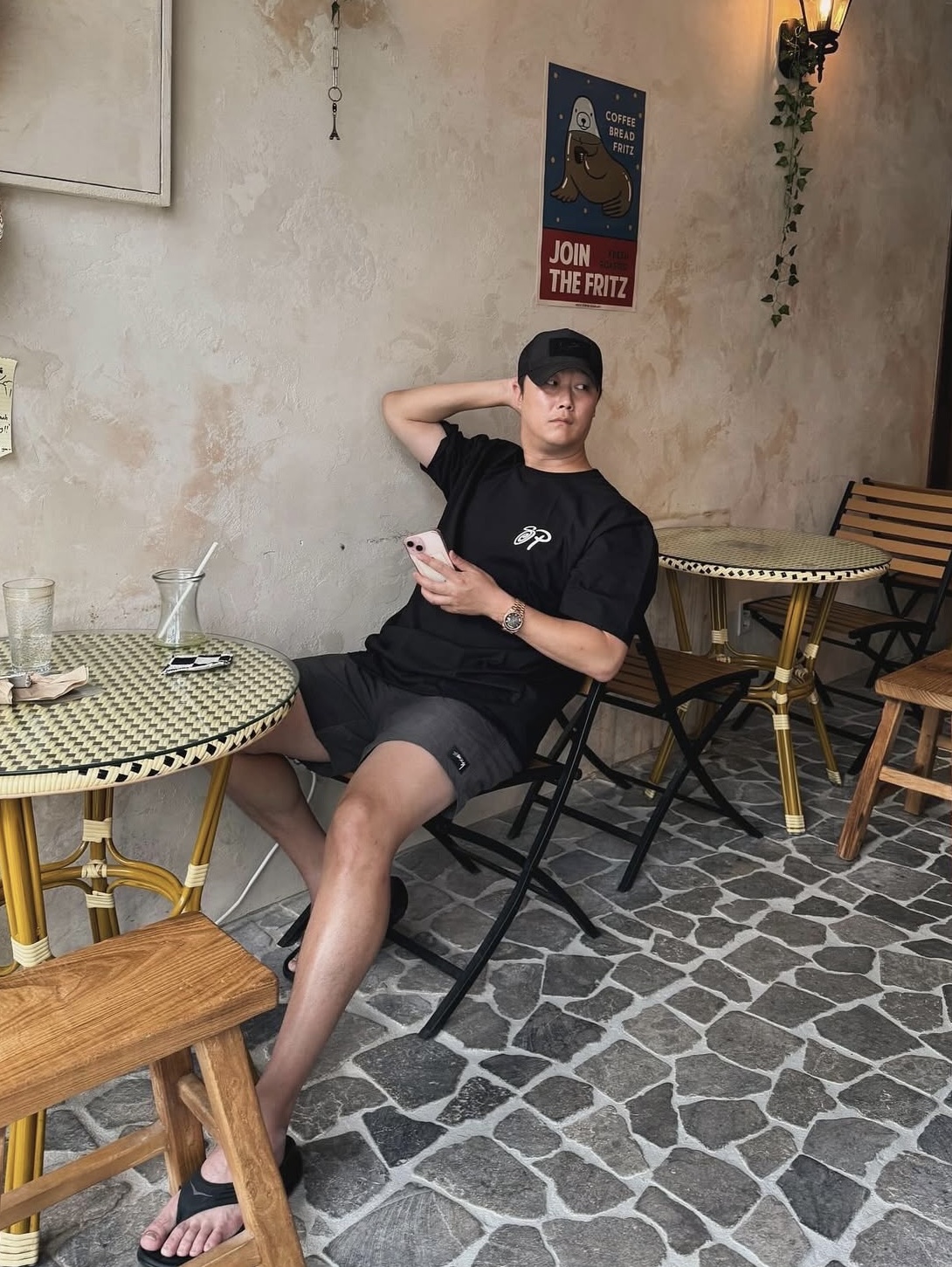 스투시 x 파타 사운드 커넥션 티셔츠 블랙, 스투시 웨이브 다이 나일론 쇼츠 블랙 착용 스타일 - 3