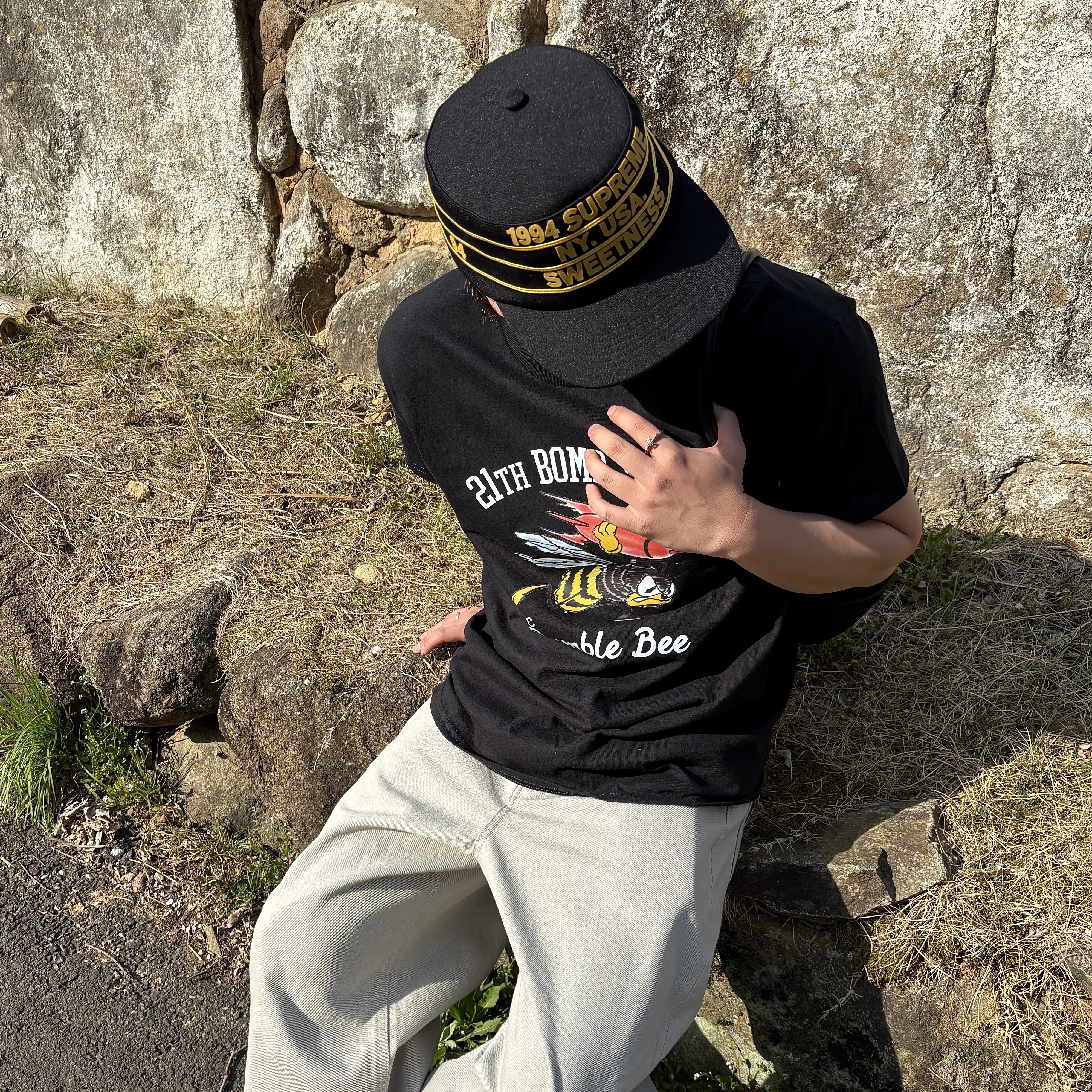 Gildan X American Collection Bumble Bee T-Shirt Black 착용 스타일 - 7