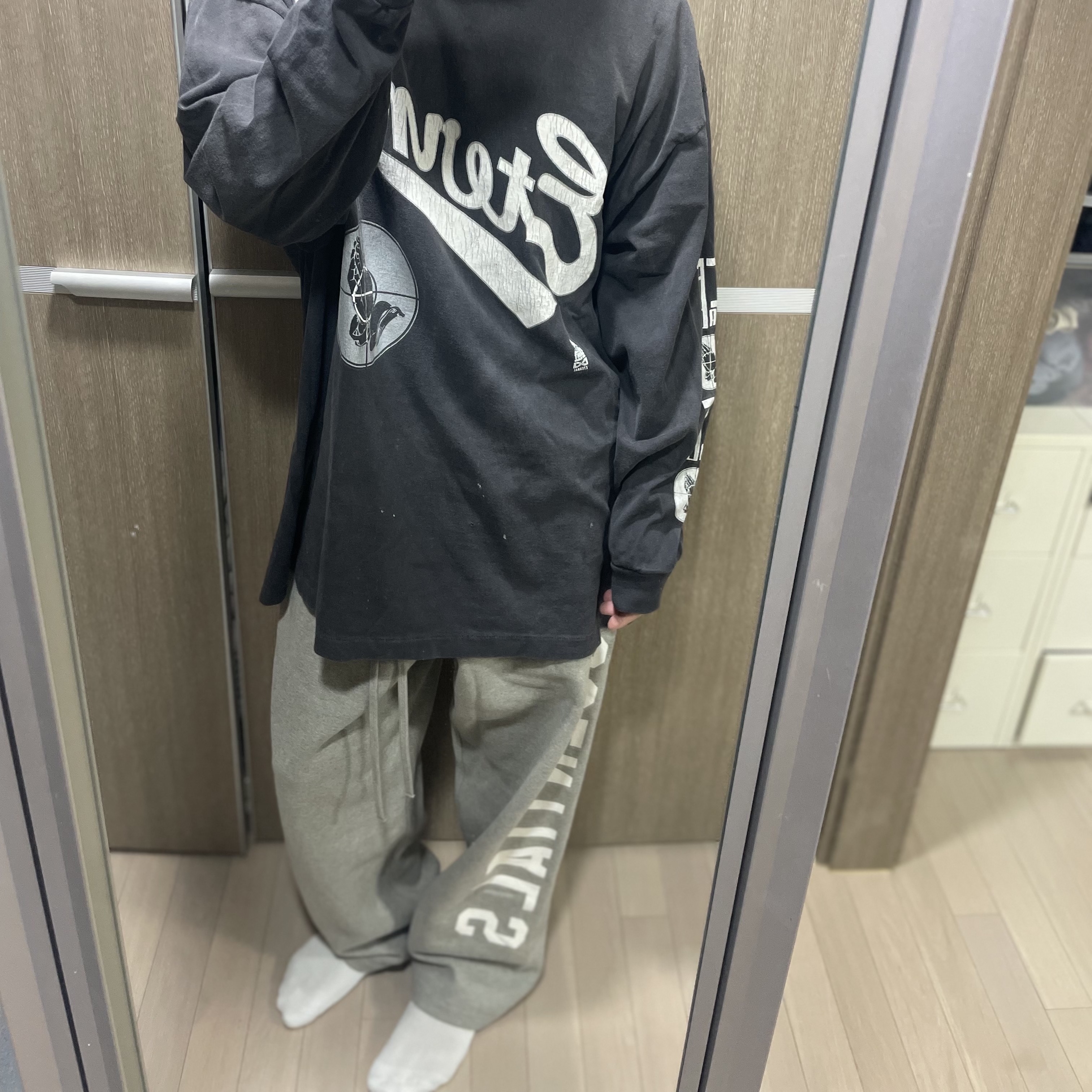 Essentials Fleece Relaxed Sweatpant Dark Heather - 24FW, Saint Mxxxxxx x Fear of God SNT L/S T-Shirt Black - 25SS 착용 스타일
