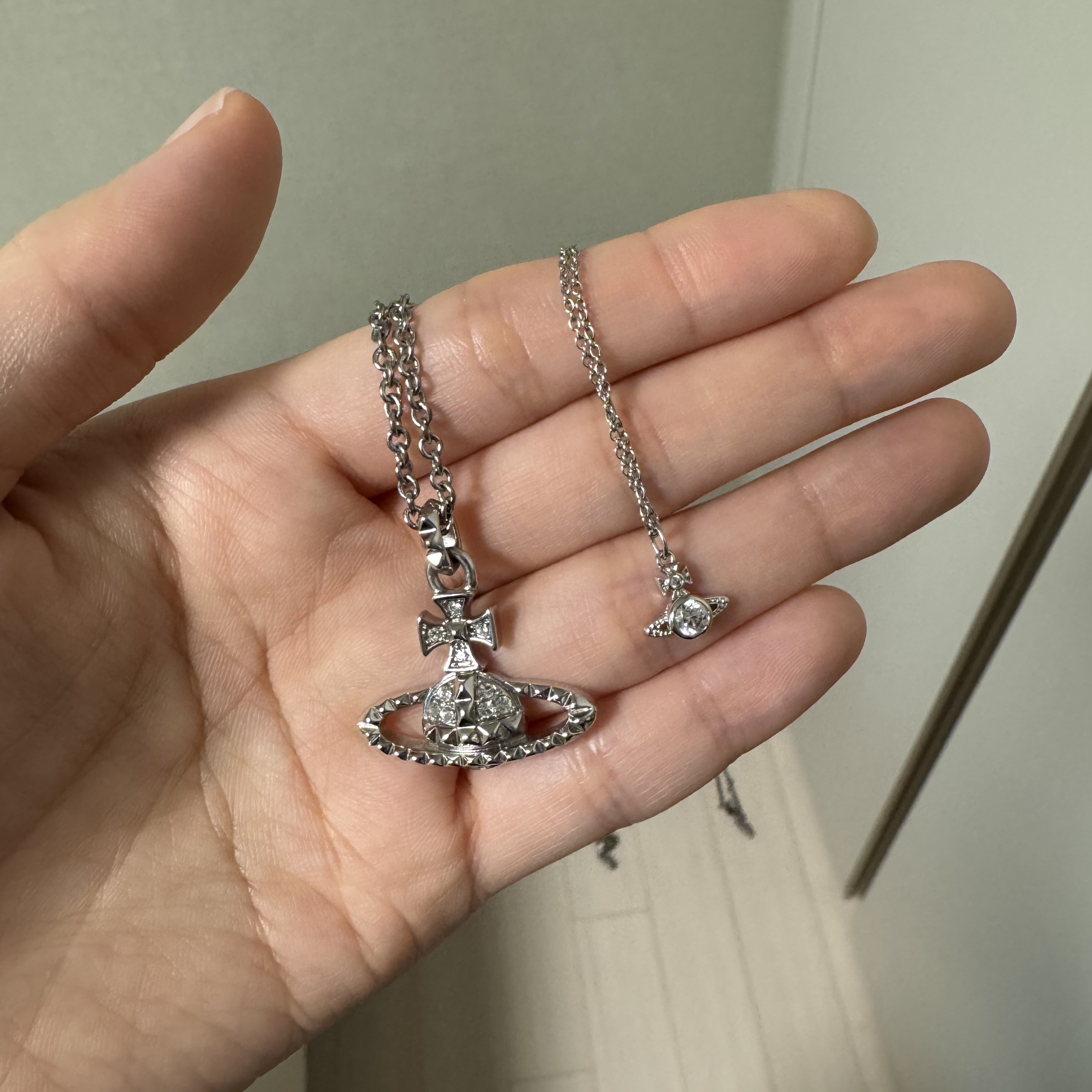 Vivienne Westwood London Orb Pendant Silver 착용 스타일