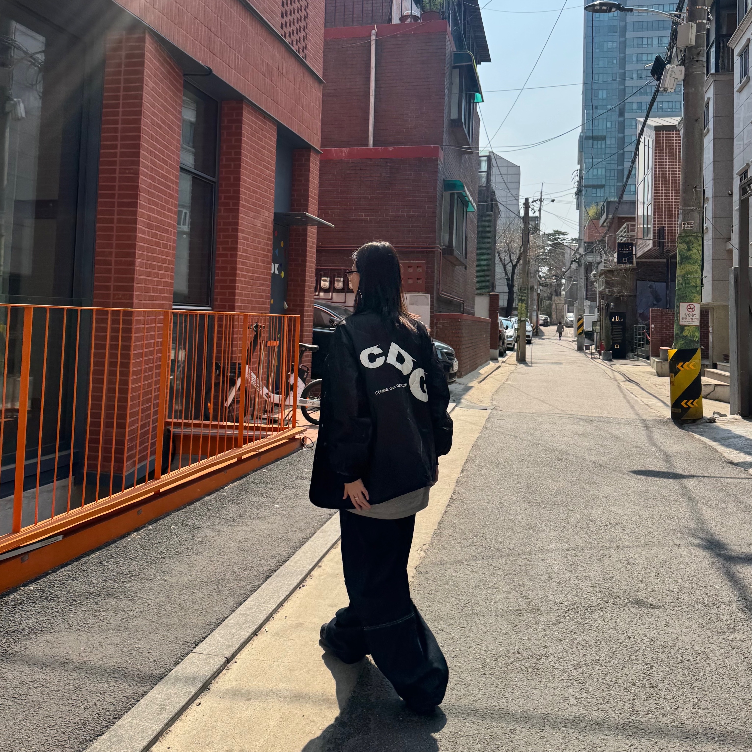 CDG x Alpha Industries Liner Jacket Black 착용 스타일 - 2