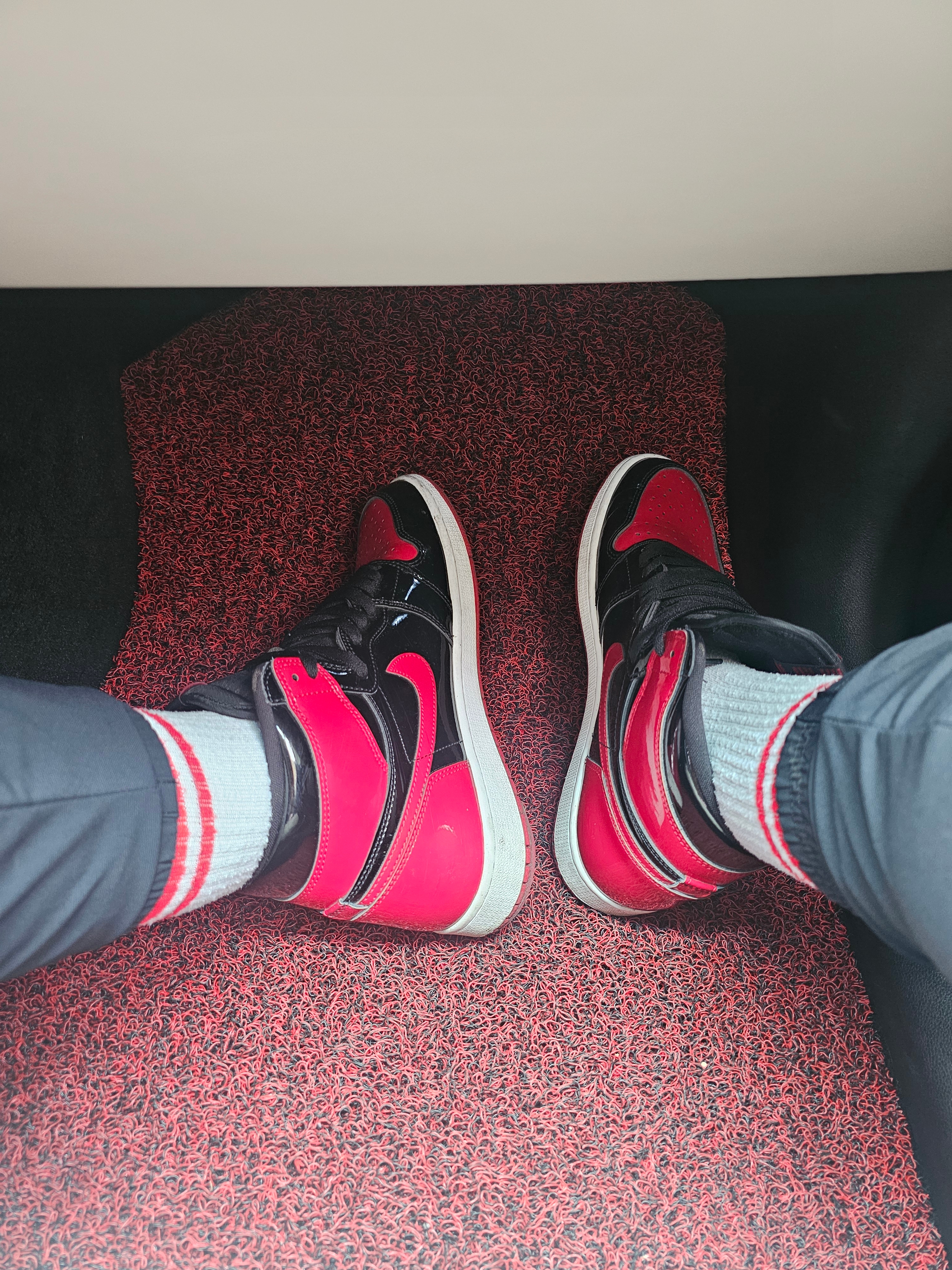 Jordan 1 Retro High OG Patent Bred, Nike NSW Everyday Essential Crew Socks White University Red (3 Pack/Korean Ver.) 착용 스타일