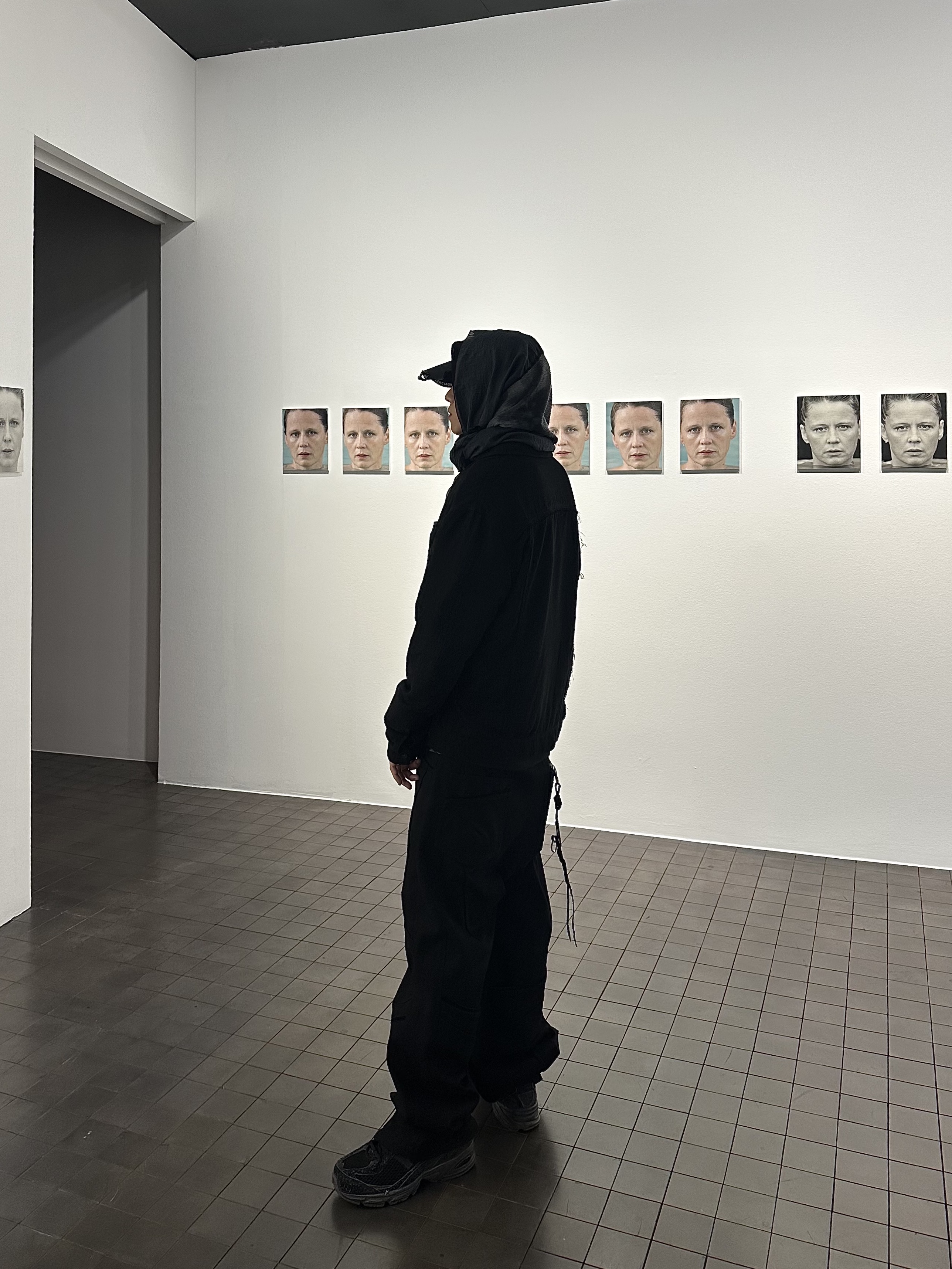 뉴발란스 509 블랙 캐슬 그레이, 엑슬림 엑슬디아 01 스카프 차콜 착용 스타일 - 1