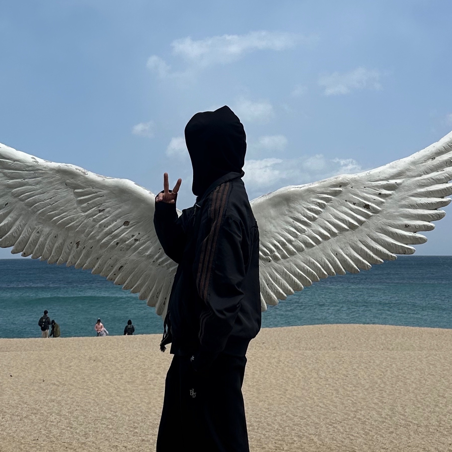 아디다스 x 송 포 더 뮤트 트랙 자켓 블랙 - US 사이즈, 컨버스 x JW 앤더슨 런스타 하이크 하이 화이트 착용 스타일 - 2