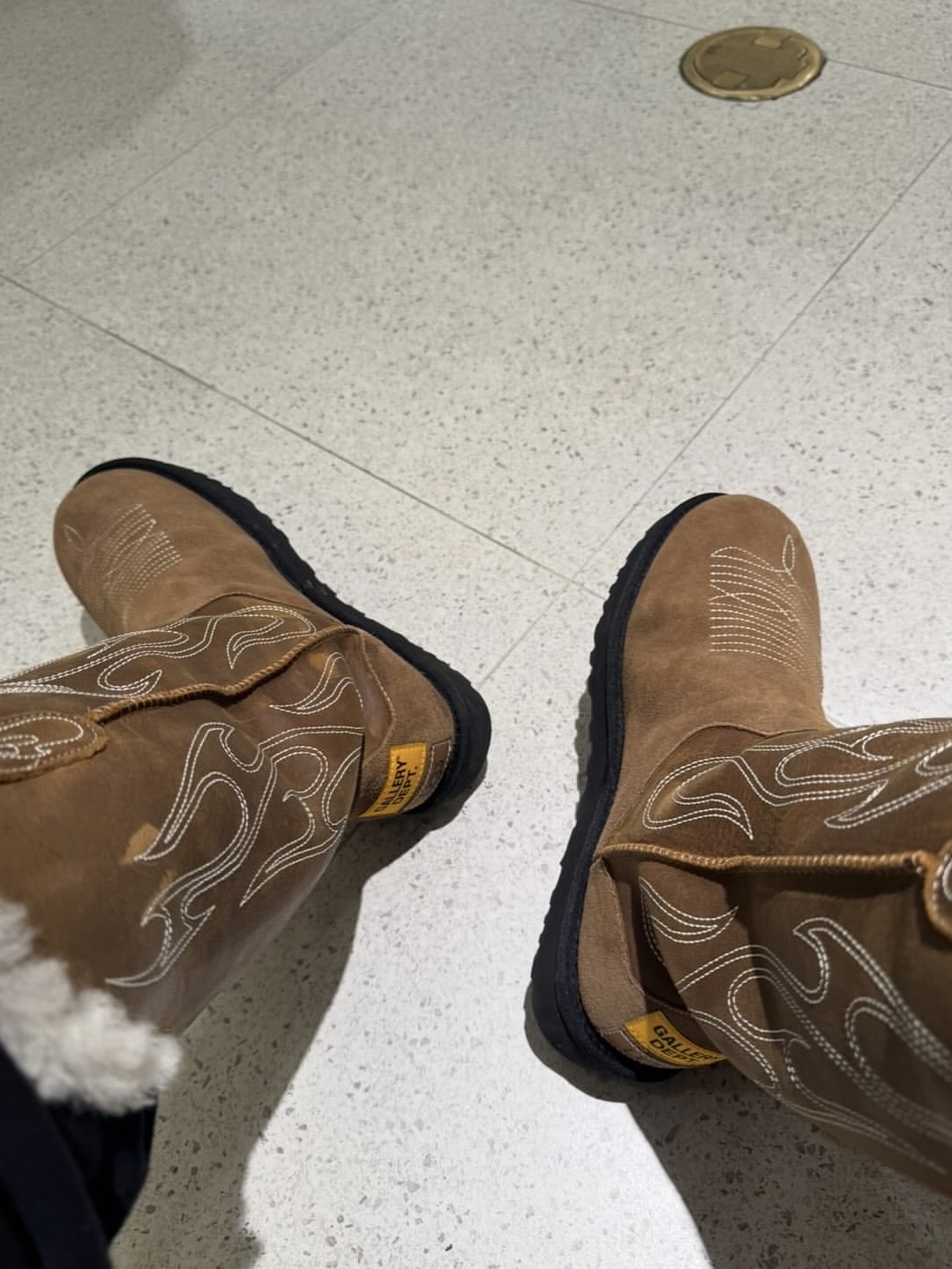 UGG x Gallery Dept. Stitched Boot Brown, Supreme Small Box Hooded Sweatshirt Black - 24FW 착용 스타일 - 2