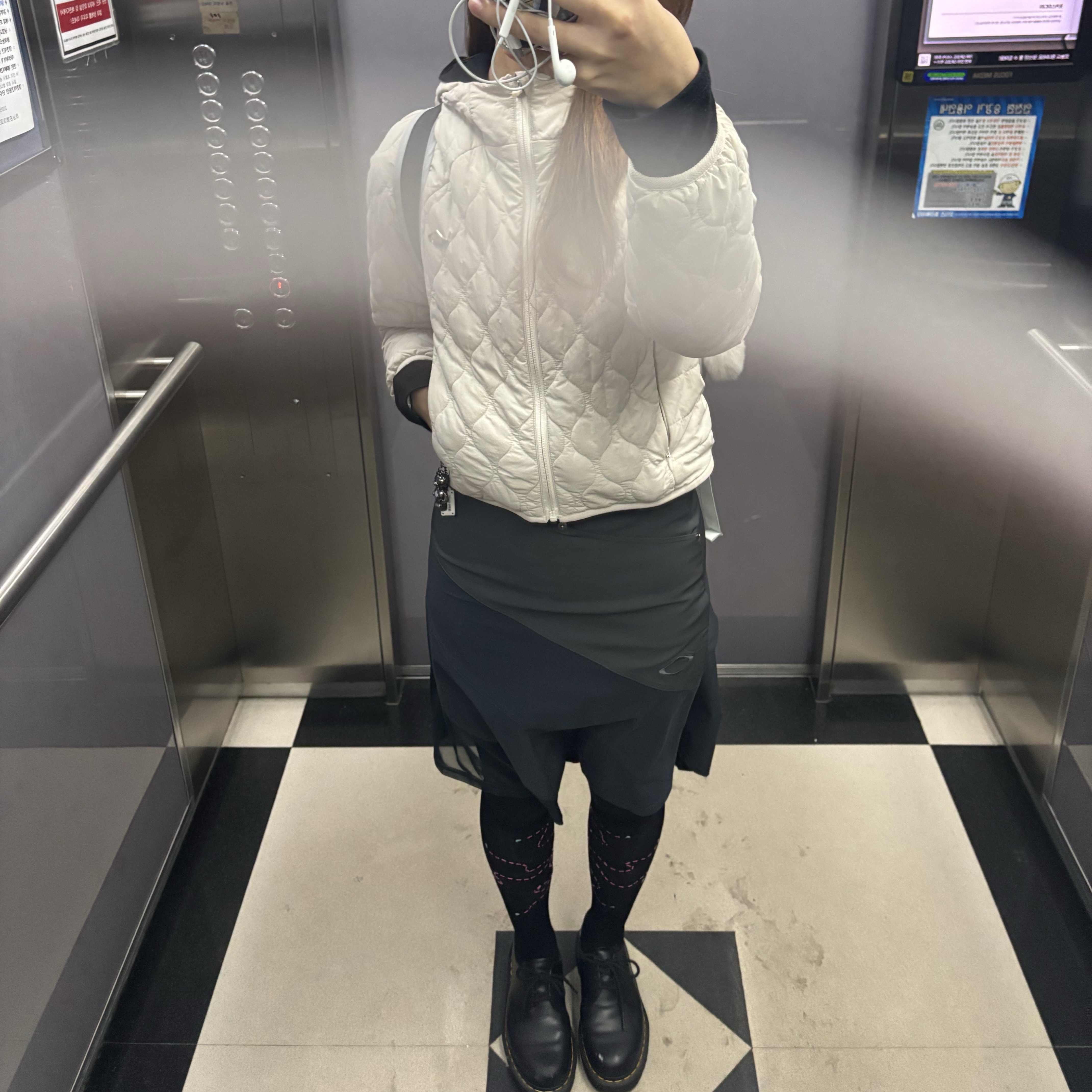 (W) Mischief Asymmetric Flared Skirt Khaki Charcoal, (W) Mischief Quilted Hooded Jacket Ivory 착용 스타일