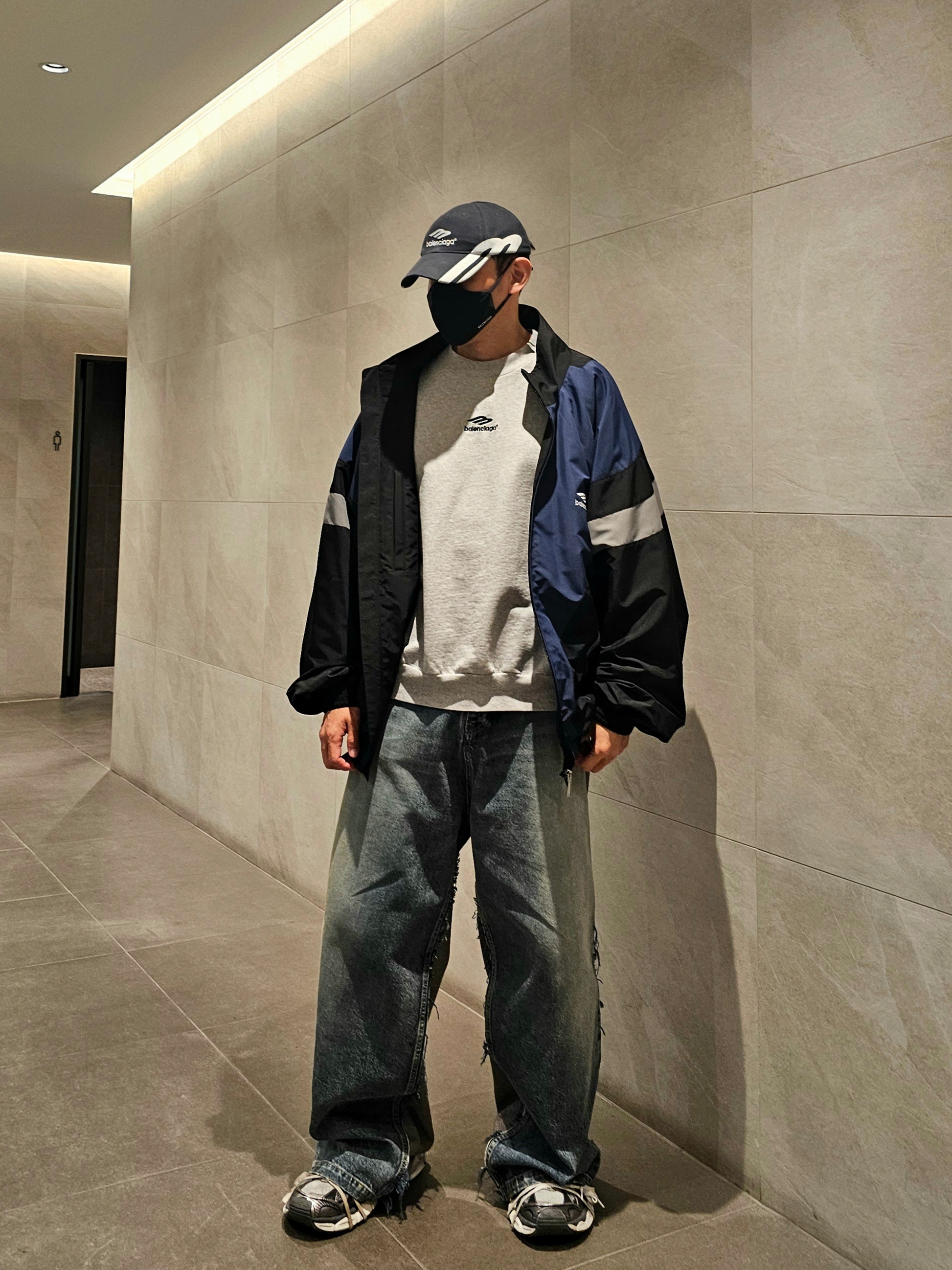 Balenciaga 3B Sports Icon Off Shoulder Tracksuit Jacket Black Navy, Balenciaga 3B Sports Icon Cap Black White 착용 스타일 - 4