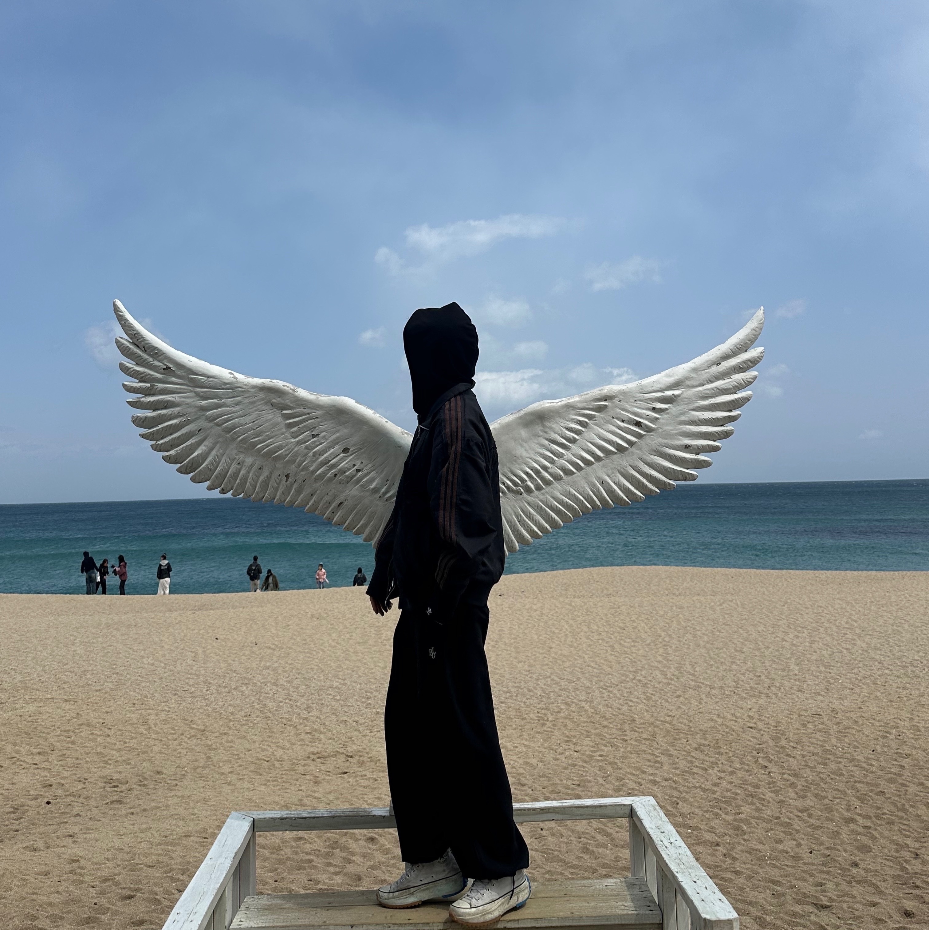 아디다스 x 송 포 더 뮤트 트랙 자켓 블랙 - US 사이즈, 컨버스 x JW 앤더슨 런스타 하이크 하이 화이트 착용 스타일 - 1