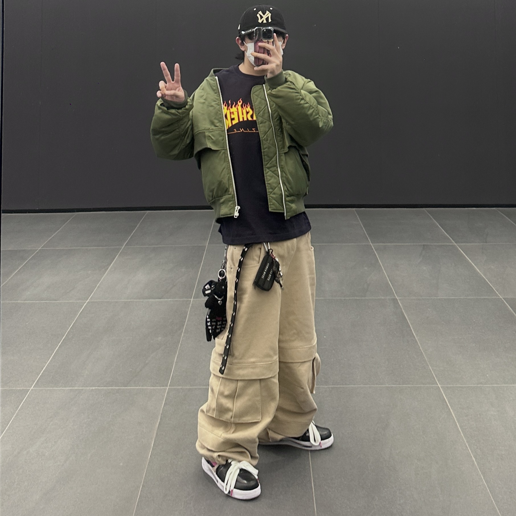 뉴에라 MLB x 랄프 로렌 뉴욕 양키스 레트로 크라운 9피프티 스트랩백 블랙, 트레셔 플레임 티셔츠 네이비 착용 스타일