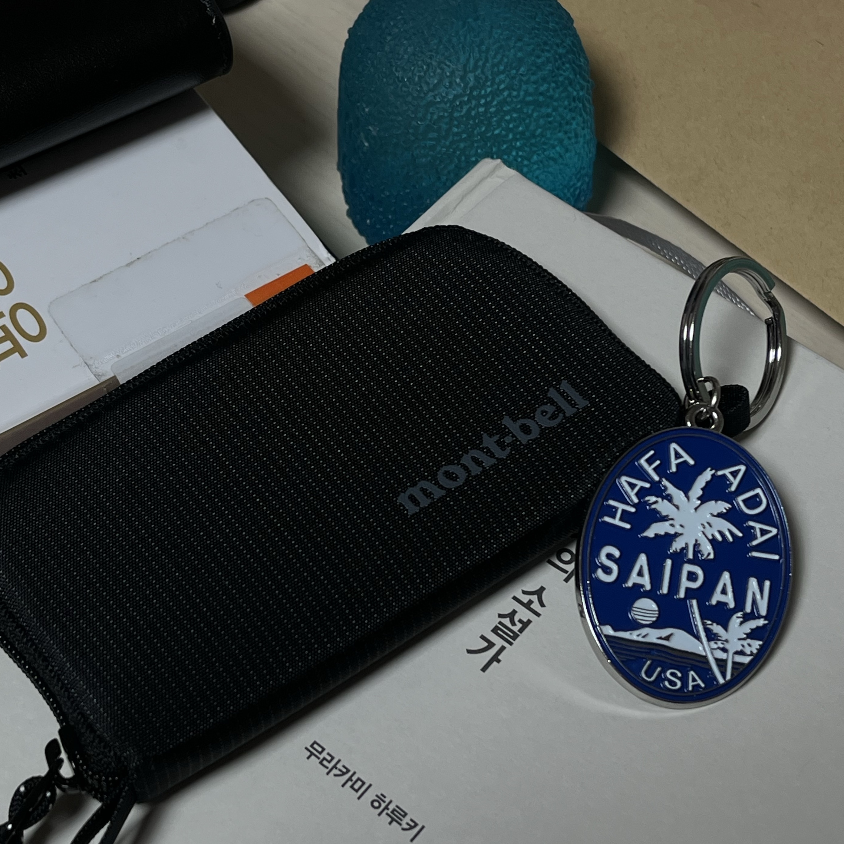 Montbell Mini Zip Wallet Black 착용 스타일