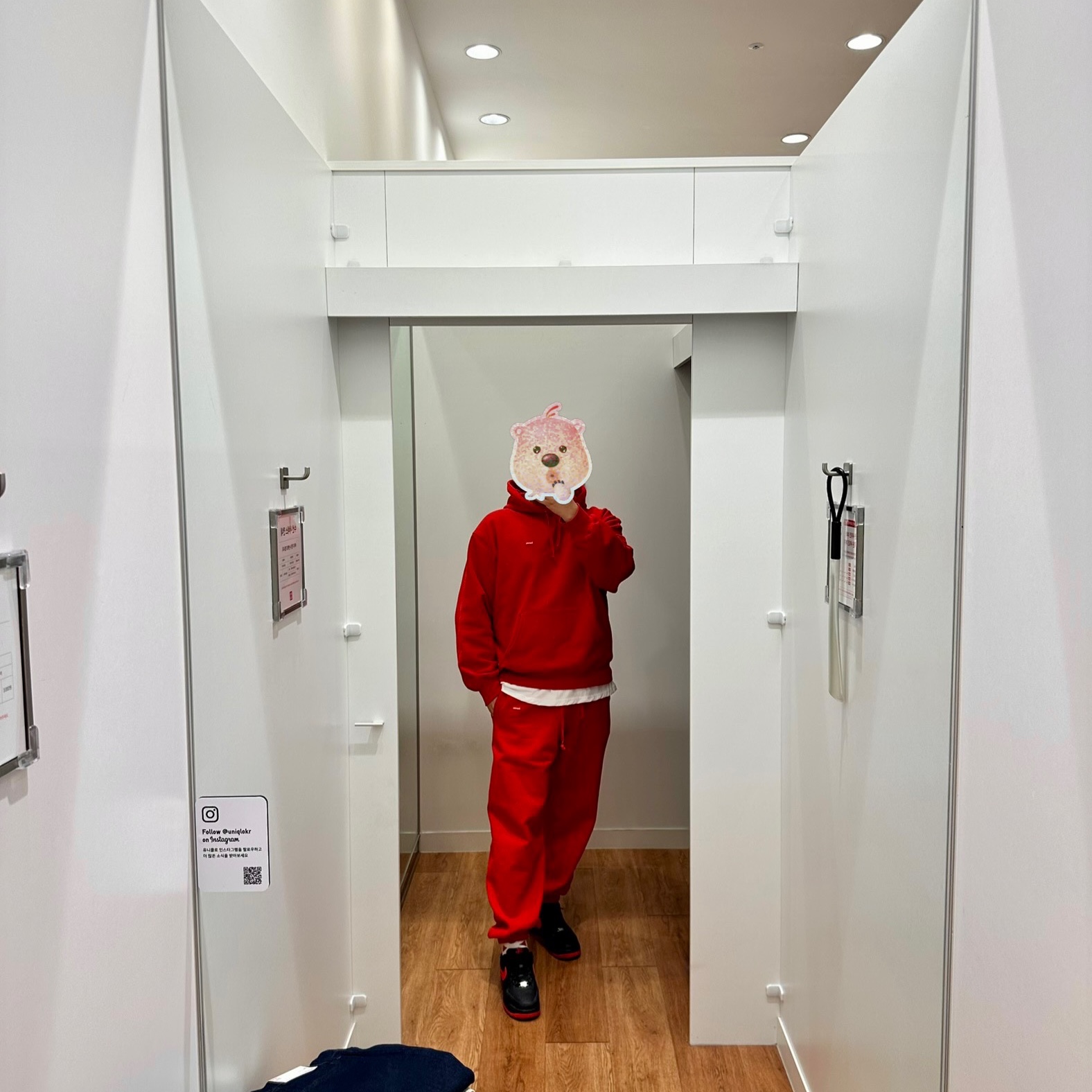 Supreme Small Box Hooded Sweatshirt Red - 24FW, Supreme Small Box Sweatpant Red - 24FW 착용 스타일 - 1