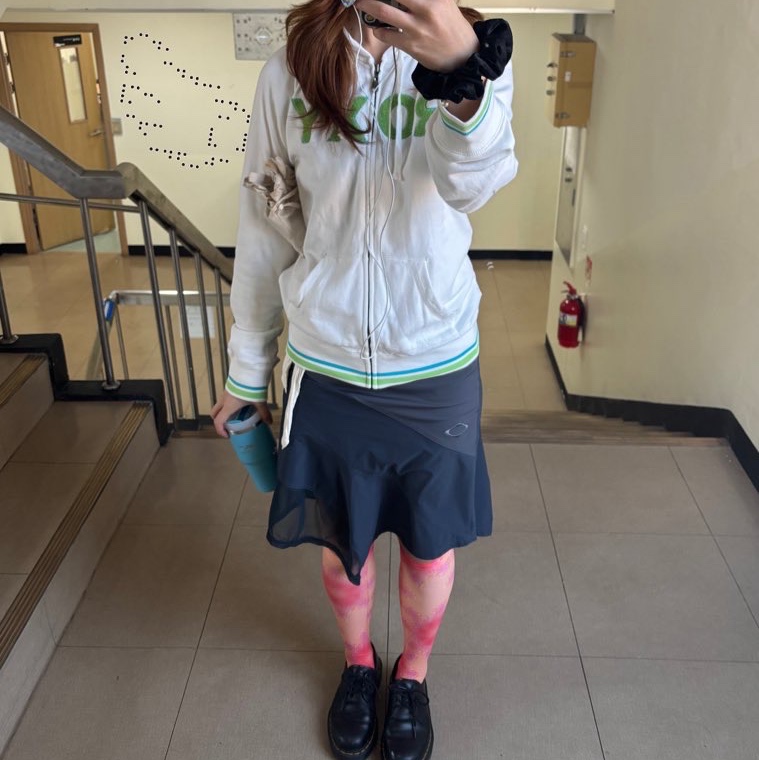 (W) Mischief Asymmetric Flared Skirt Khaki Charcoal 착용 스타일 - 2