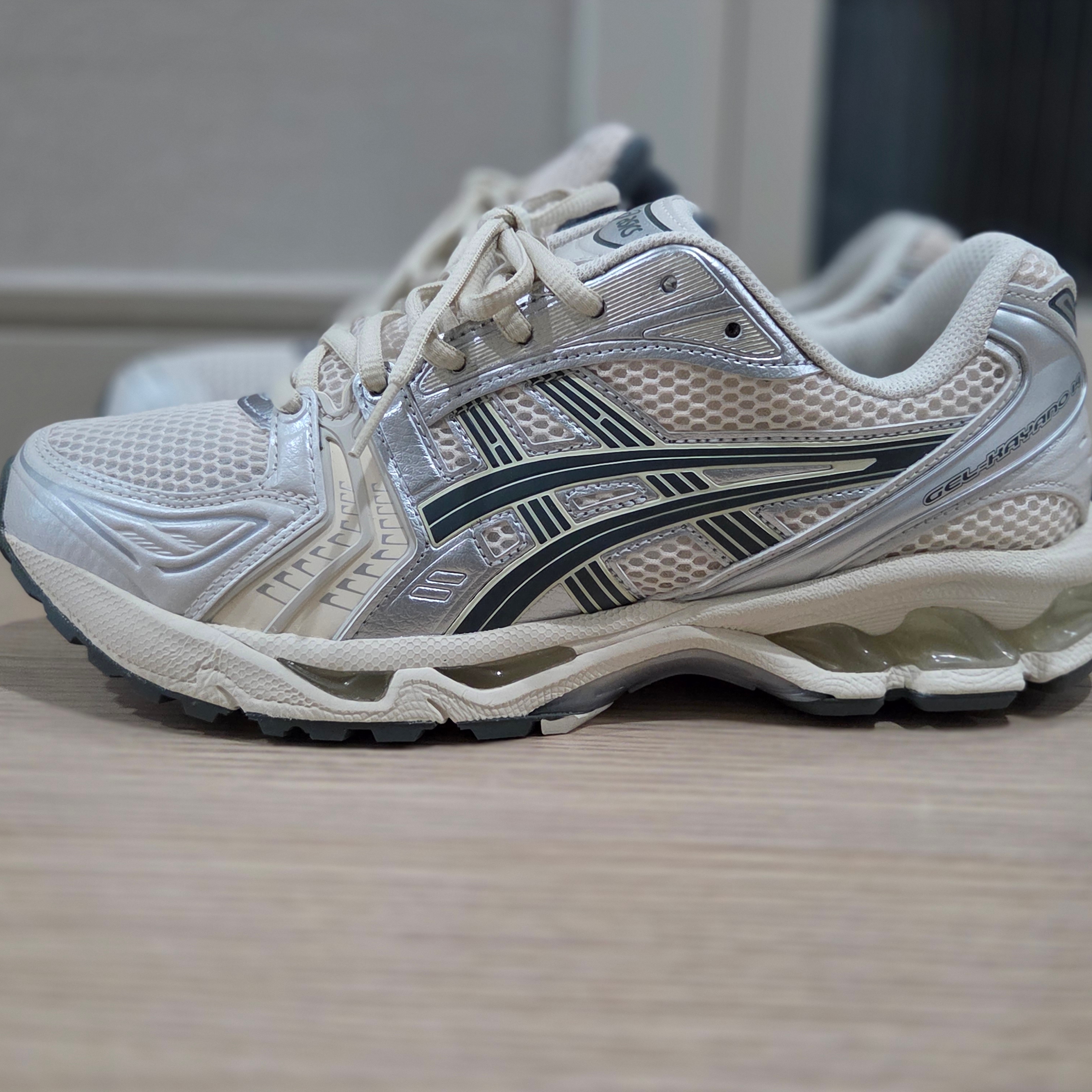 Asics Gel-Kayano 14 Birch Dark Pewter 착용 스타일