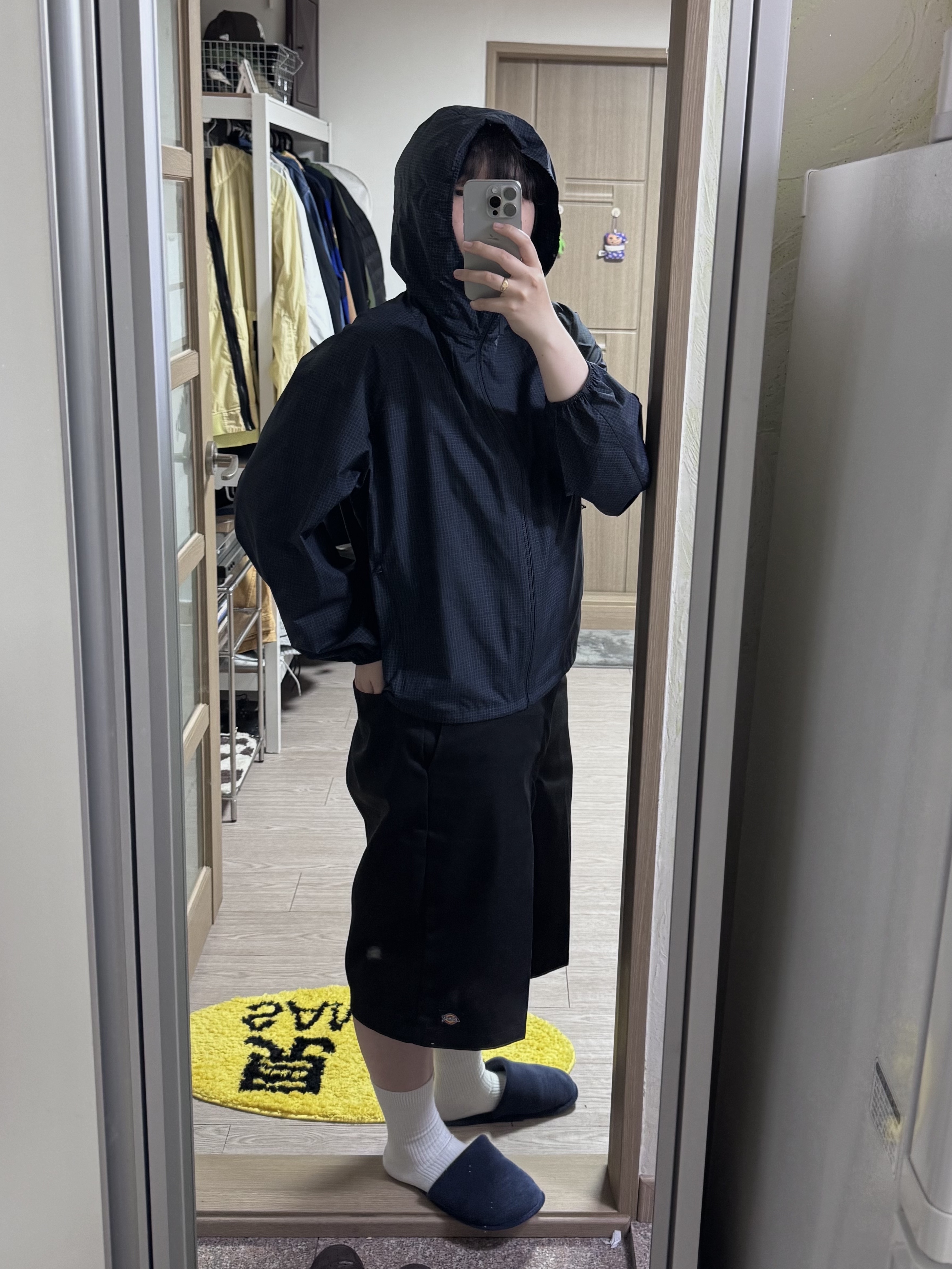 Dickies Loose Fit 13 Inch Flat Front Work Shorts Black 착용 스타일 - 1