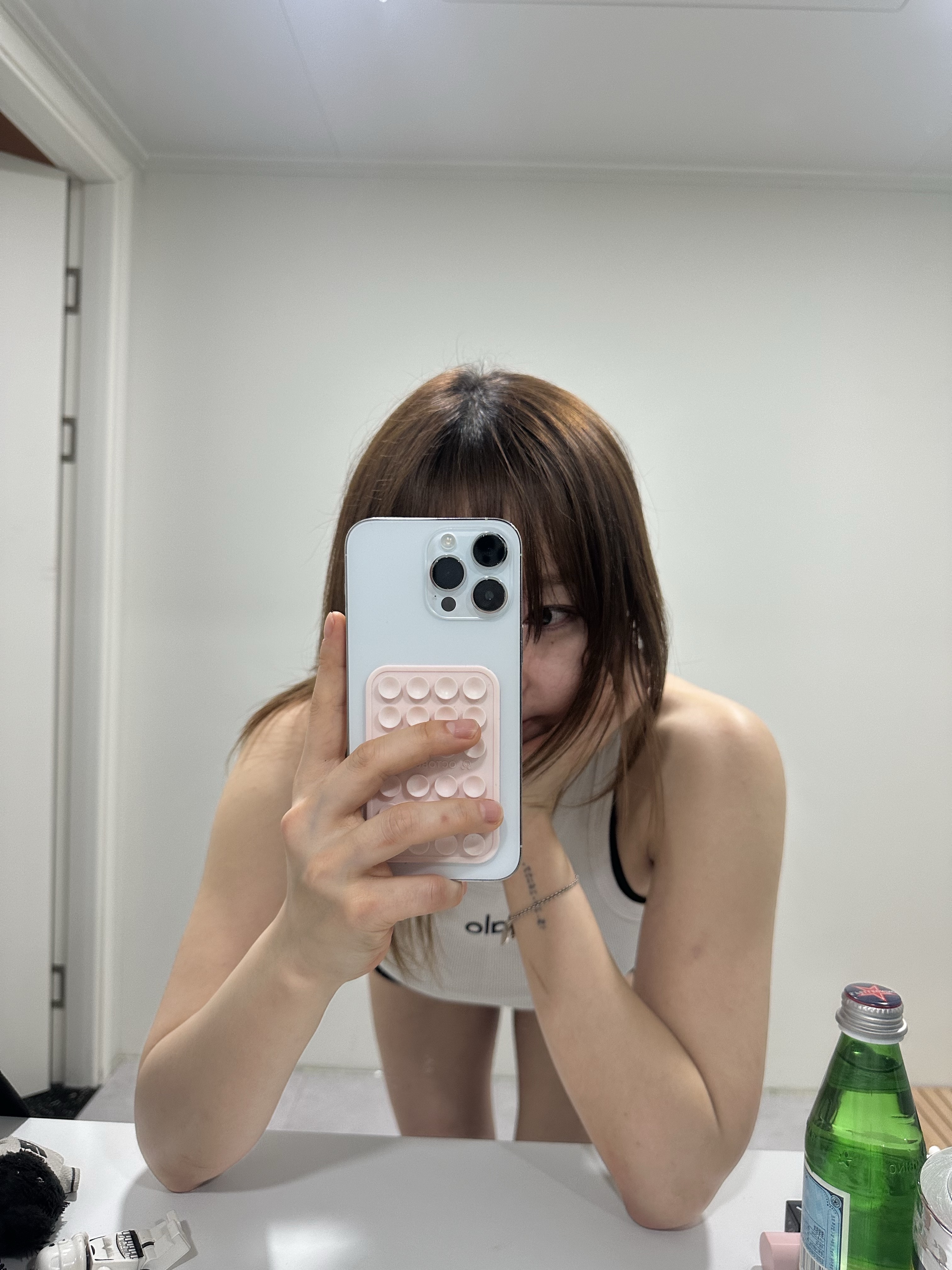 (W) 알로 요가 아스파이어 탱크 화이트, 옥토버디 스티키 트라이포드 초크 핑크 착용 스타일 - 1