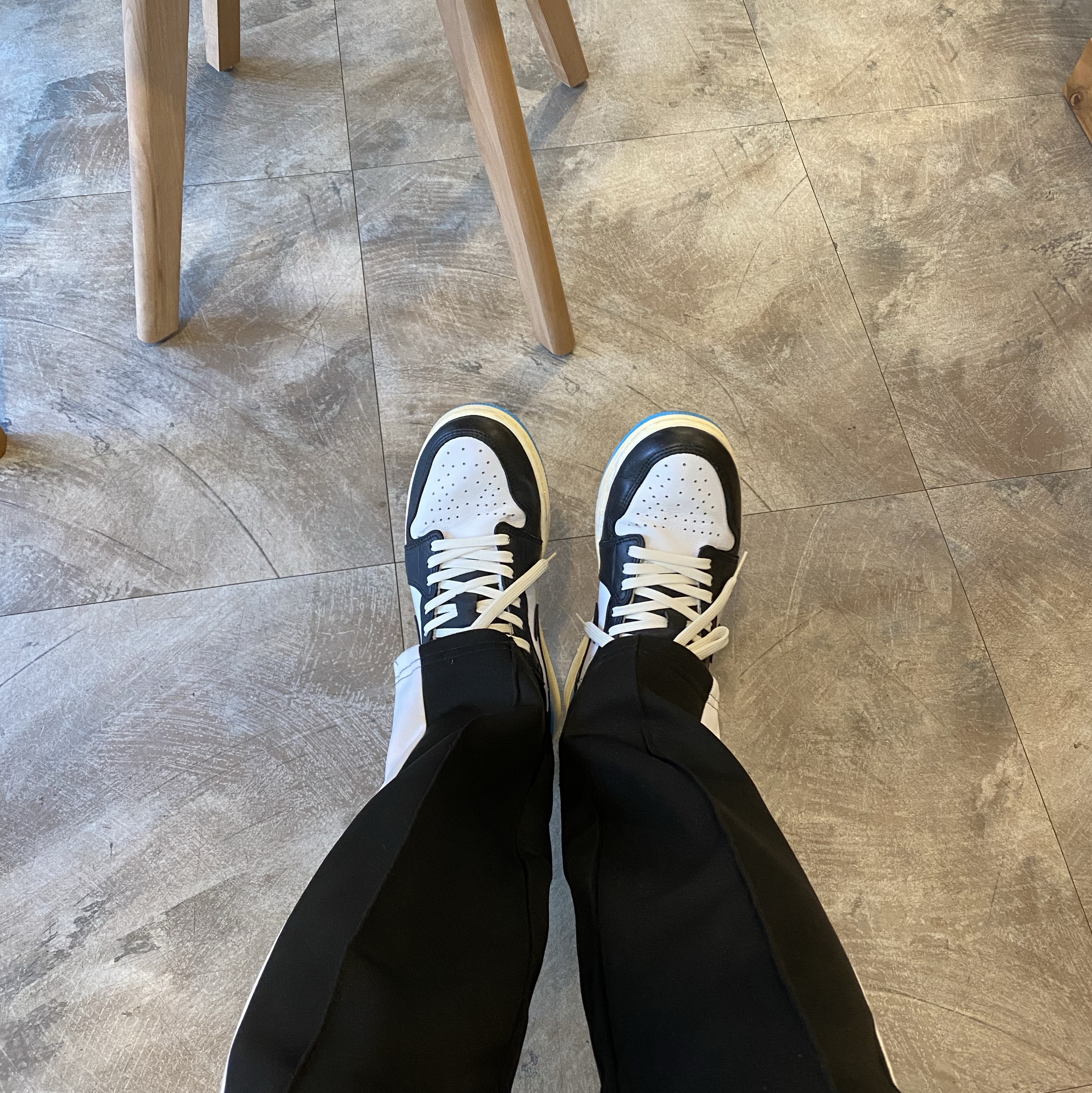 Jordan 1 Retro Low OG Black and Dark Powder Blue 착용 스타일