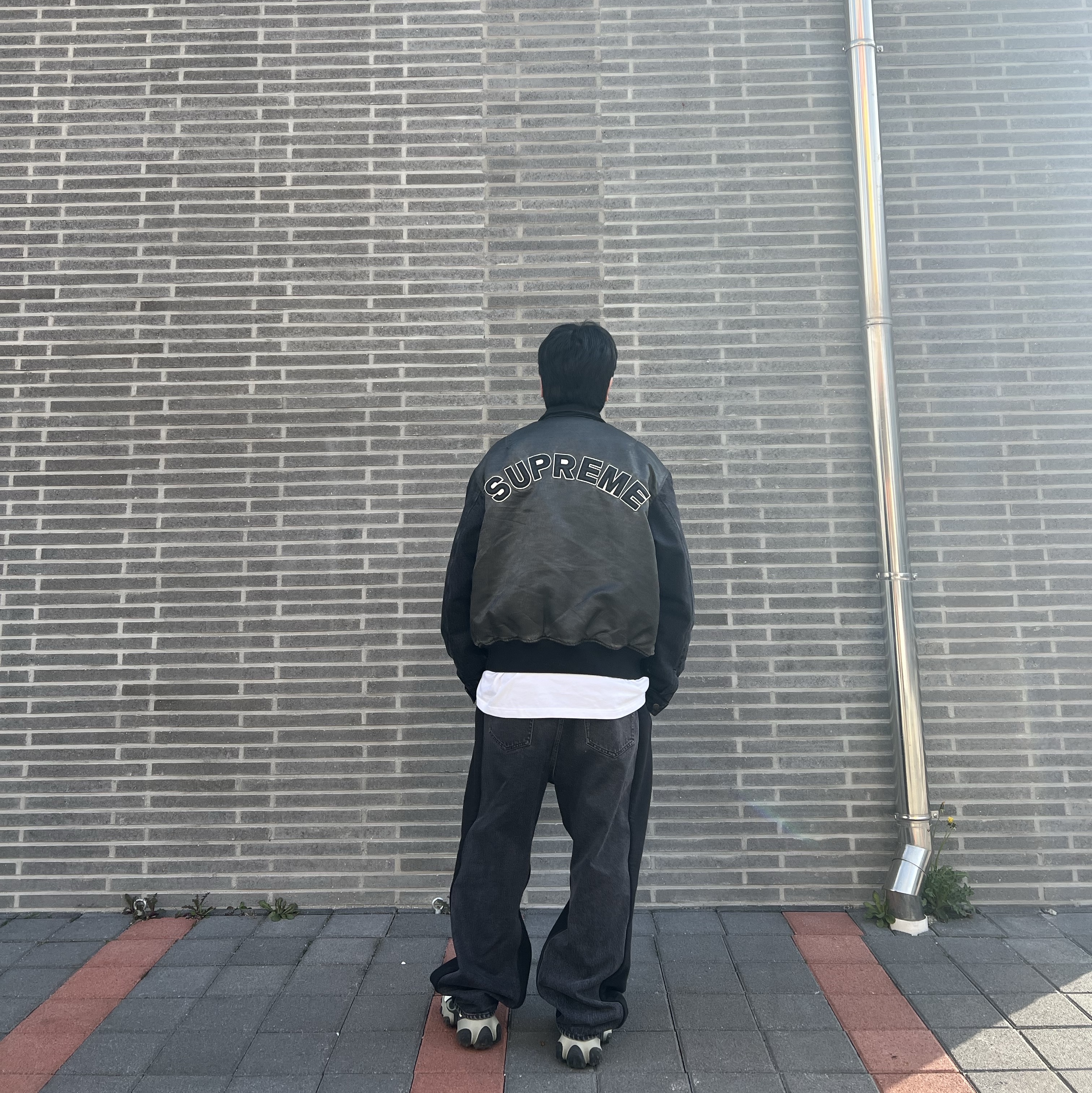 슈프림 데님 슬리브 MA-1 블랙 - 23SS, 슈프림 x 블레스 스웨트팬츠 진 블랙 - 23FW 착용 스타일 - 1