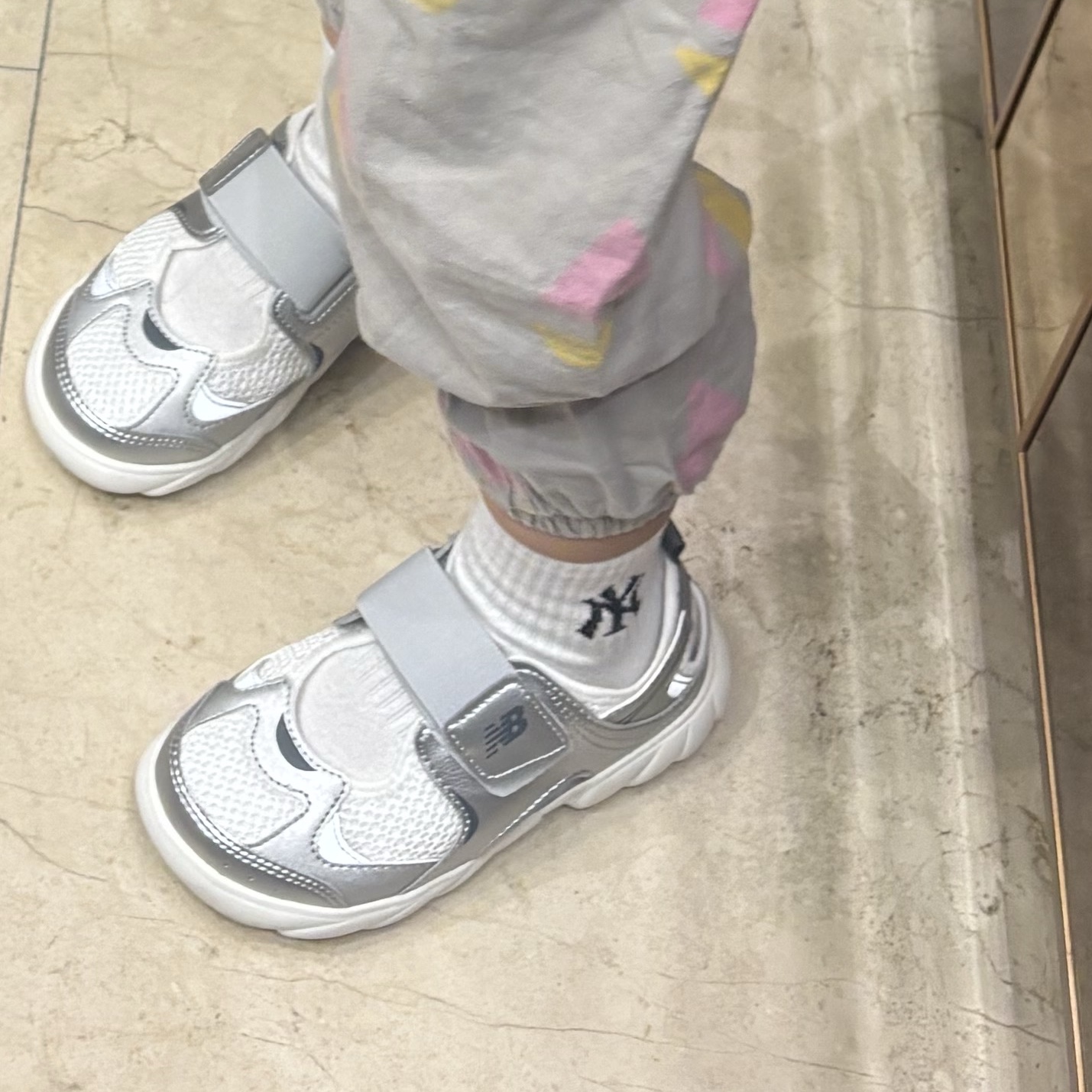 (Kids) New Balance Freedle 920 Sandal Silver 착용 스타일