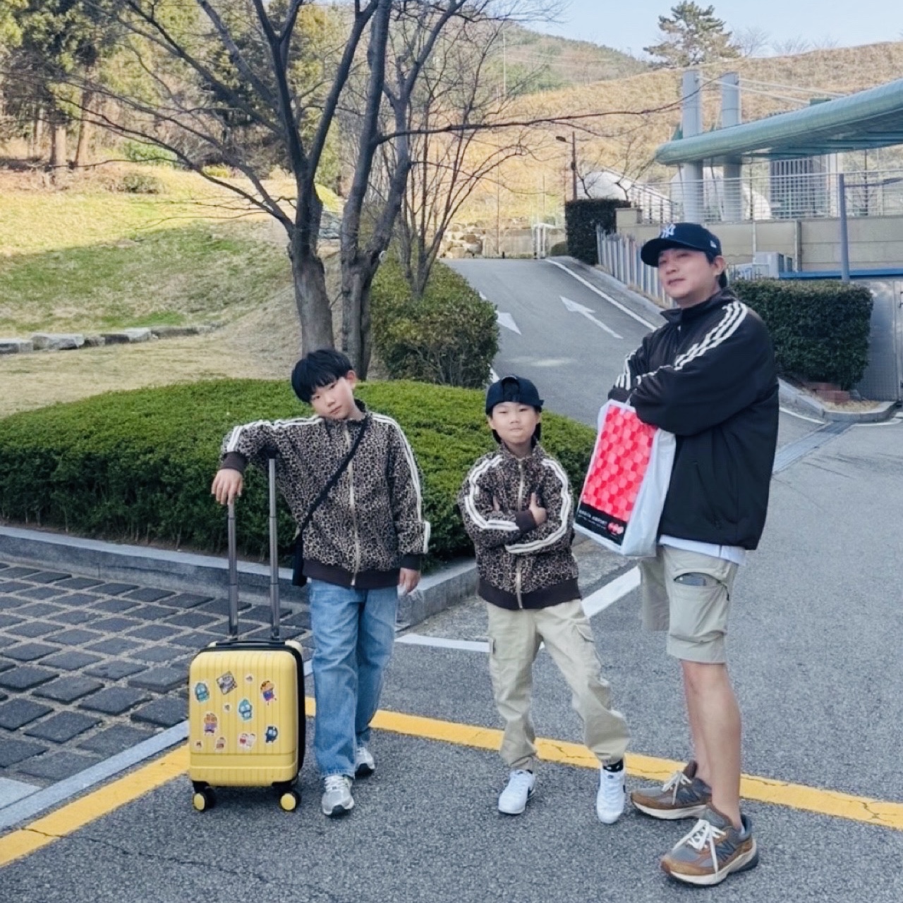 아디다스 오리지널스 트랙 자켓 젠더 뉴트럴 다크 브라운 원더 화이트 - KR 사이즈, 뉴에라 59피프티 MLB 어센틱 뉴욕 양키스 게임 네이비 착용 스타일