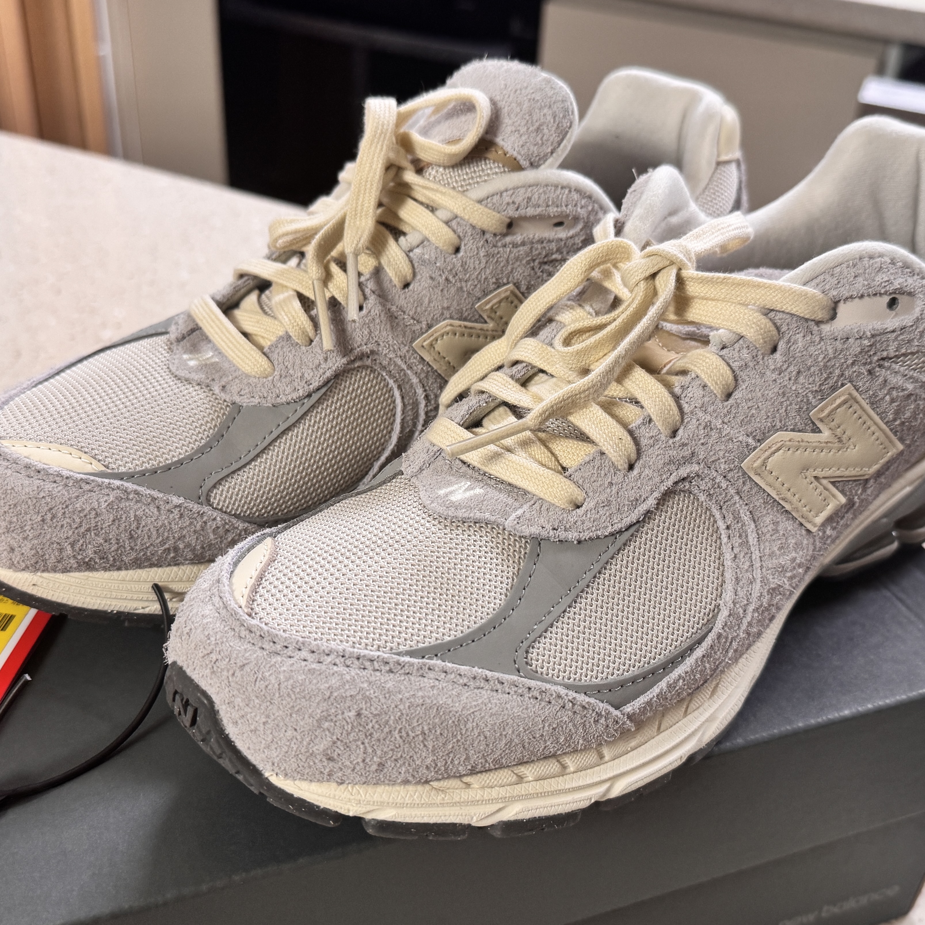 New Balance 2002R Rain Cloud Angora 착용 스타일