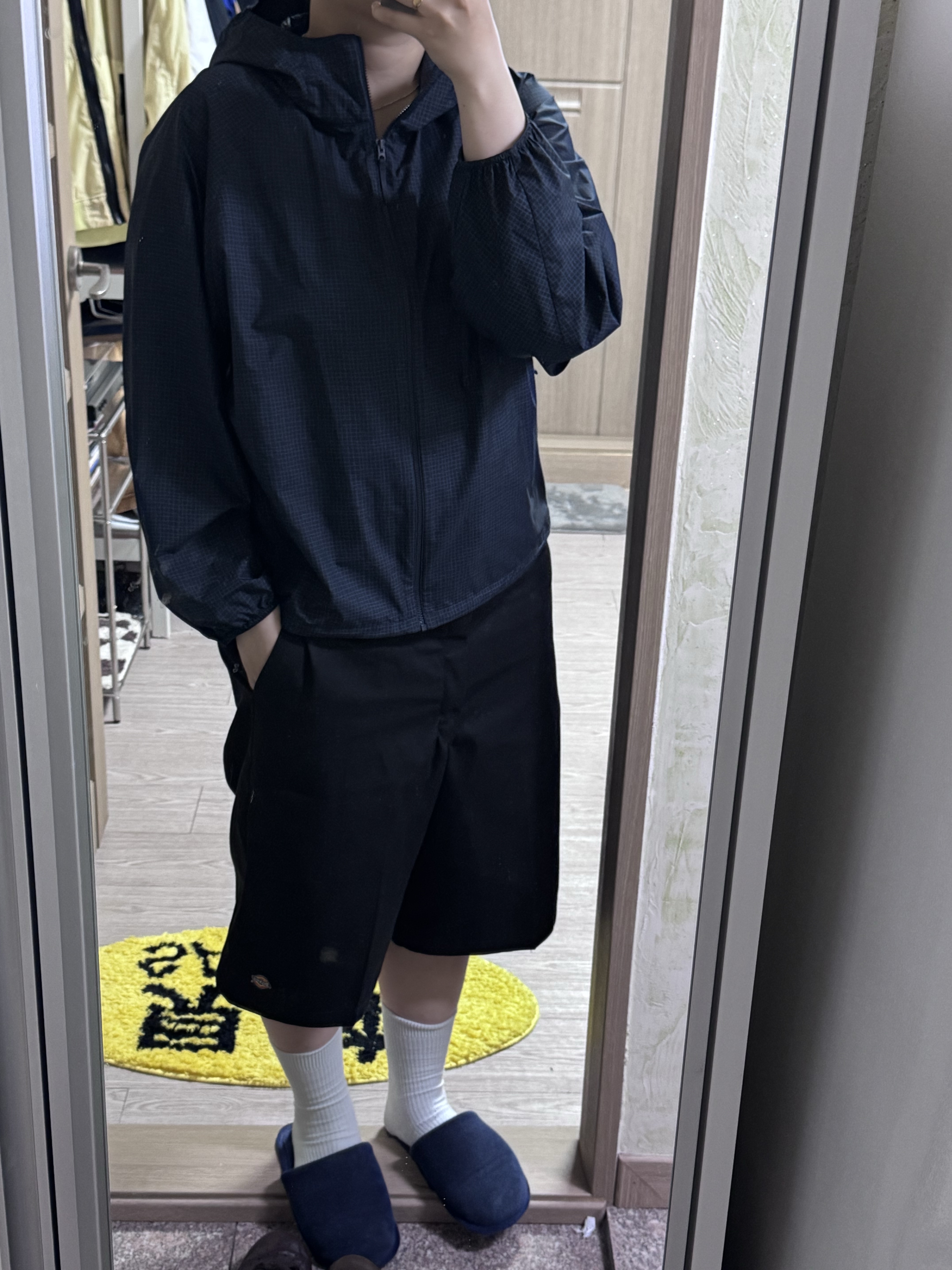 Dickies Loose Fit 13 Inch Flat Front Work Shorts Black 착용 스타일 - 2
