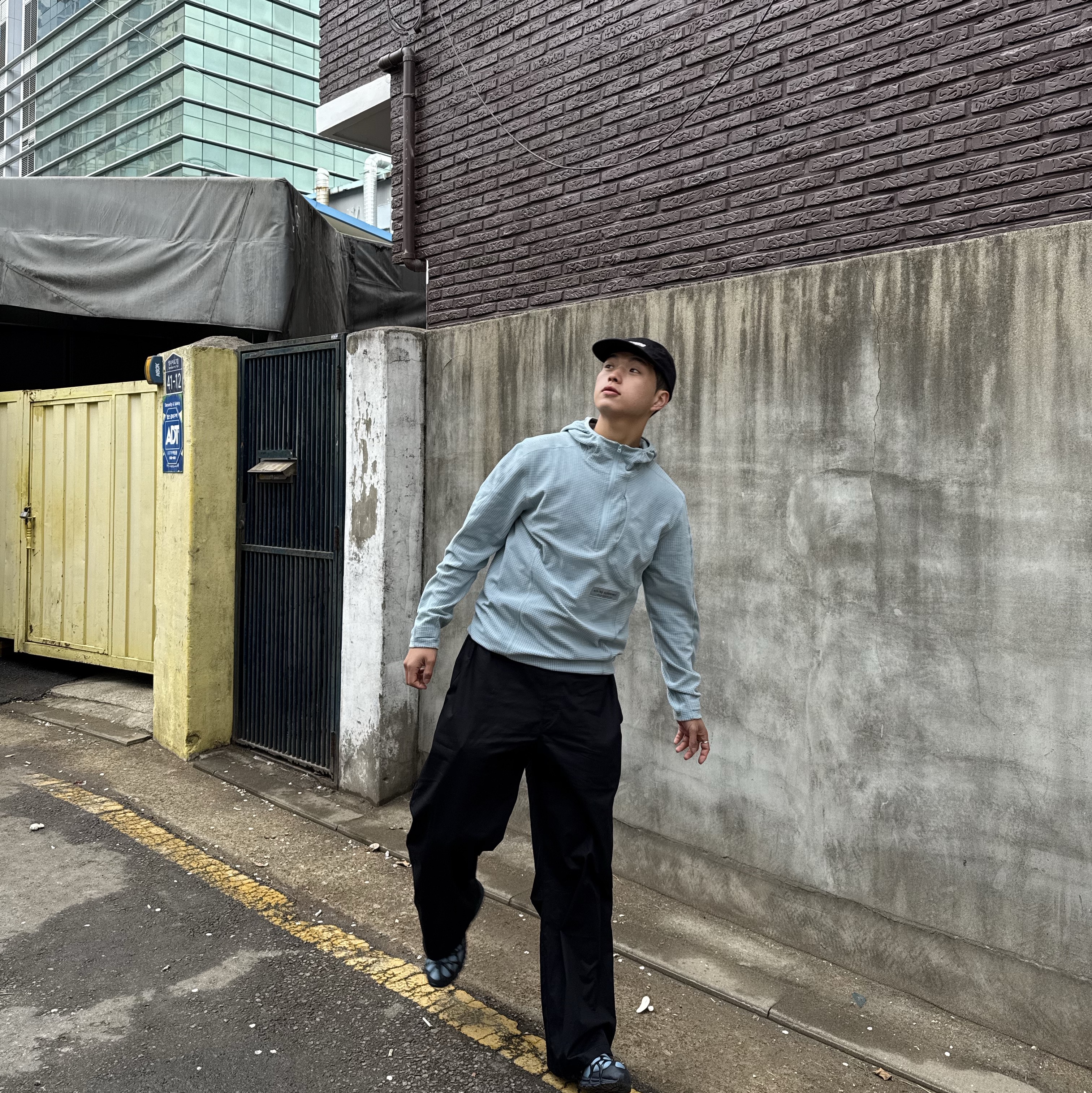 나이키 에어 쿠키니 원 블루 옵시디언, 나이키 에어 쿠키니 트리플 블랙 착용 스타일 - 1