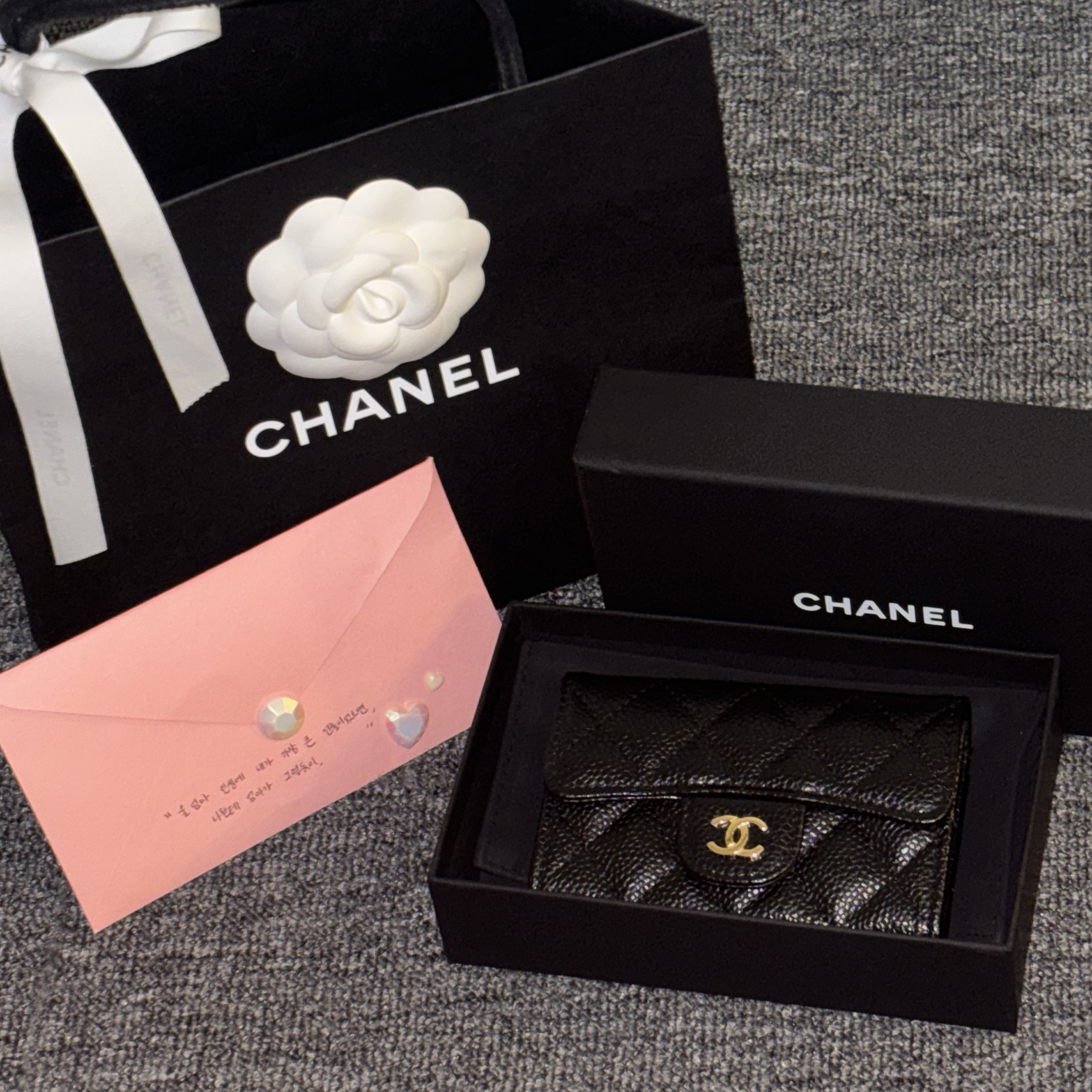 Chanel Classic Card Holder Grained Calfskin & Gold Black 착용 스타일