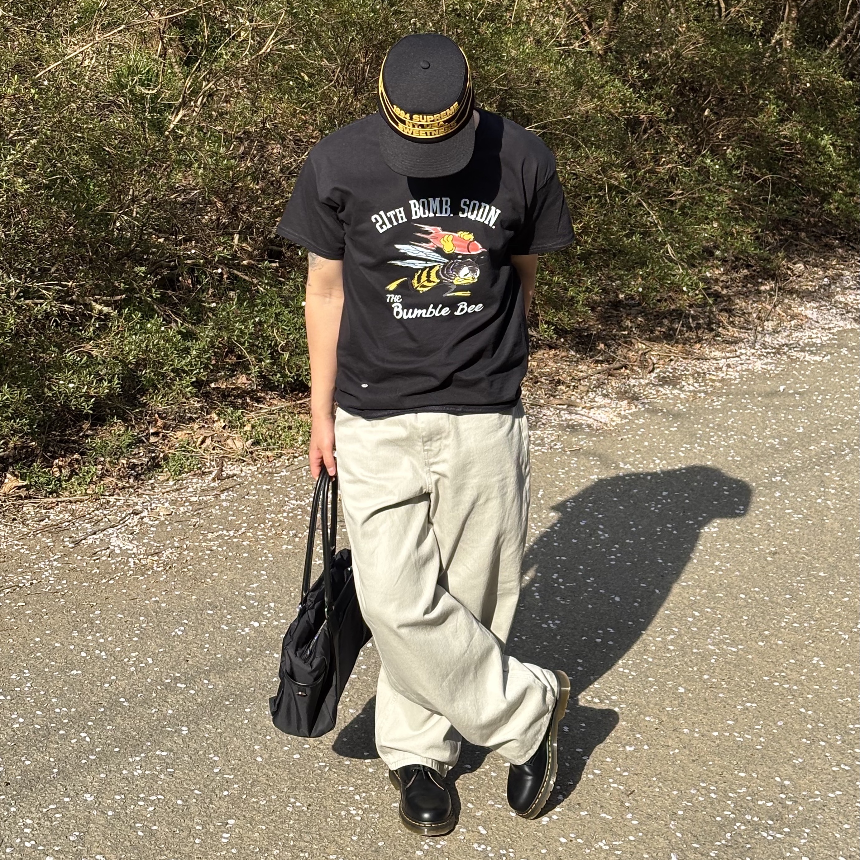 Gildan X American Collection Bumble Bee T-Shirt Black 착용 스타일 - 3