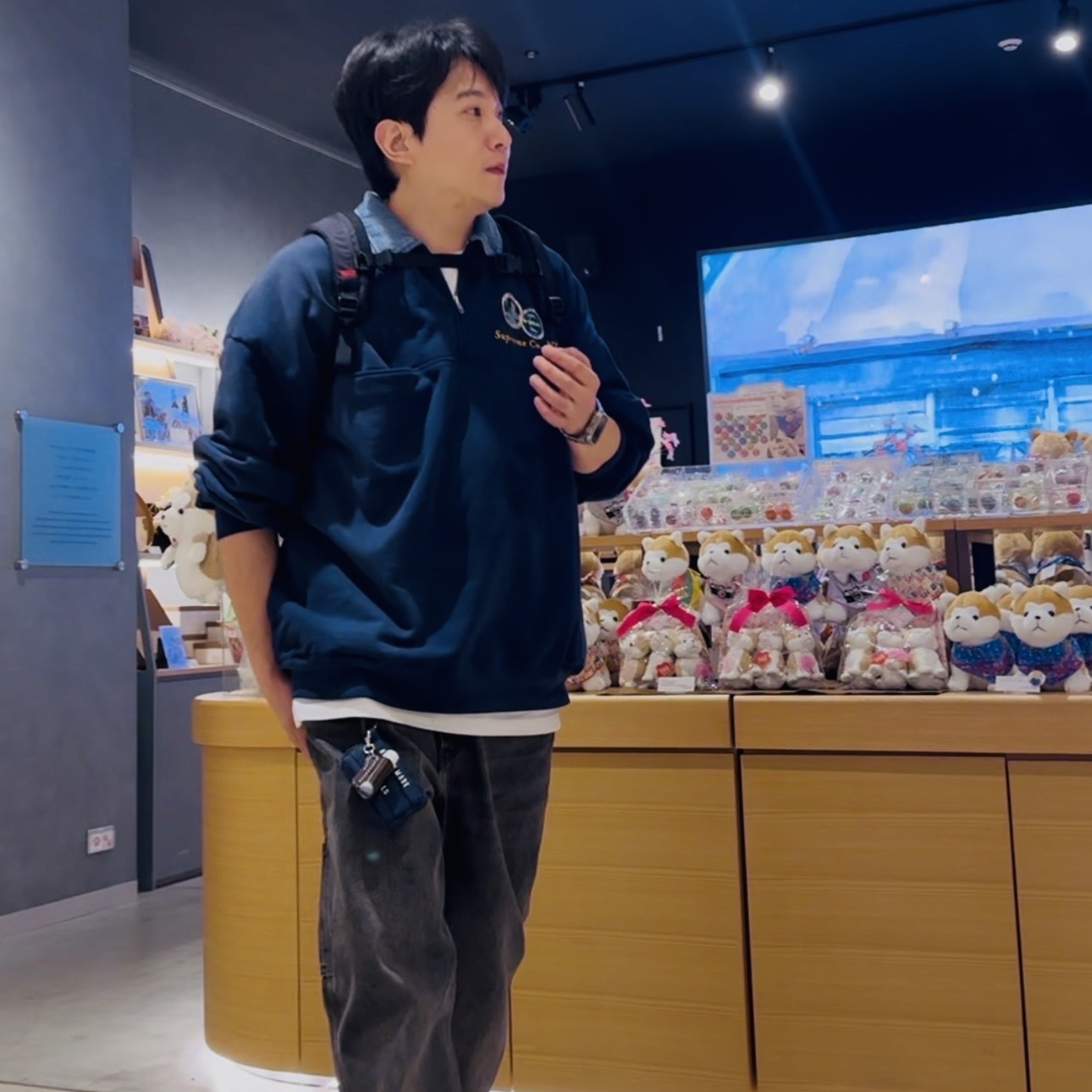슈프림 데님 칼라 하프 집 스웨트셔츠 네이비 - 23SS, 휴먼 메이드 밀리터리 카드 케이스 네이비 착용 스타일