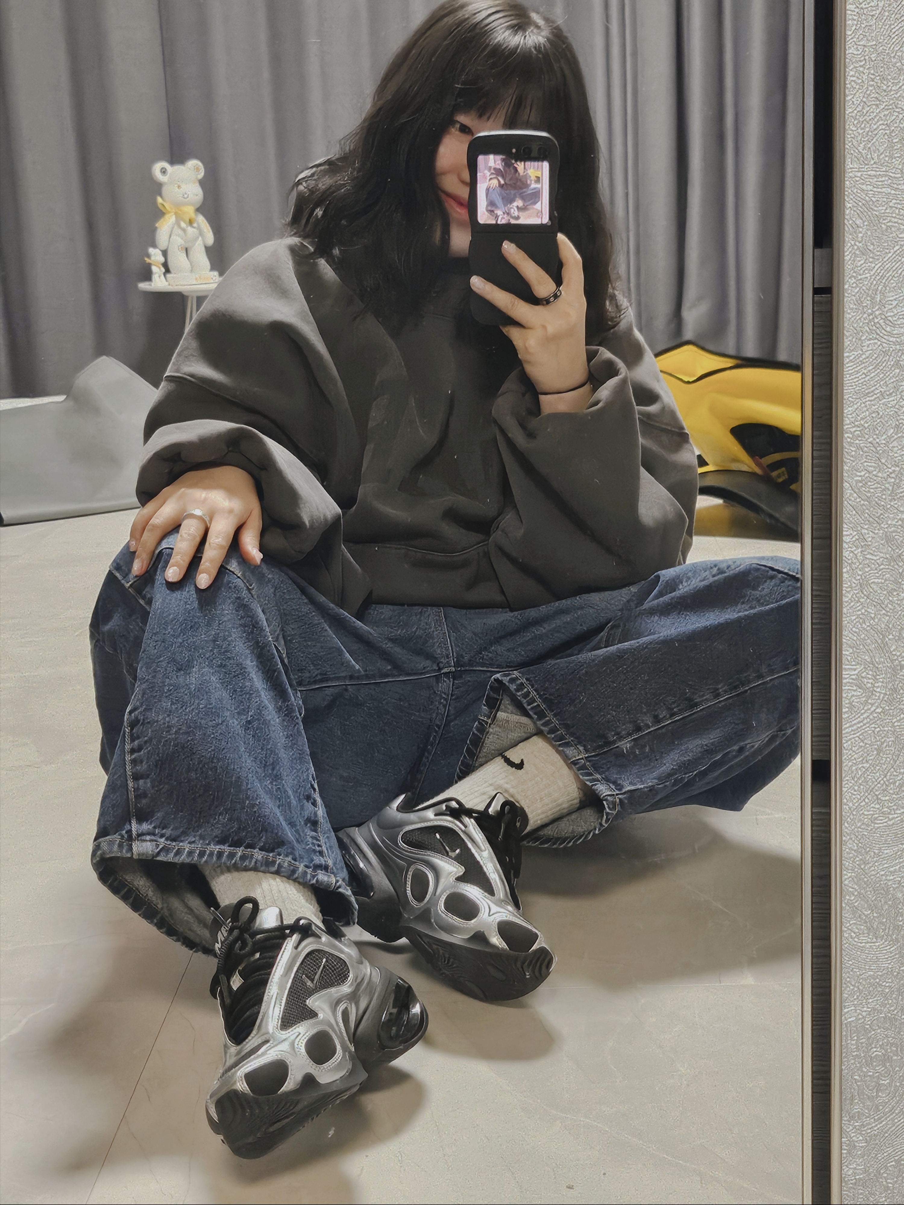 (W) Nike Air Max Muse Black and Metallic Silver, Yeezy Gap Engineered By Balenciaga Dove Hoodie Dark Grey 착용 스타일 - 1