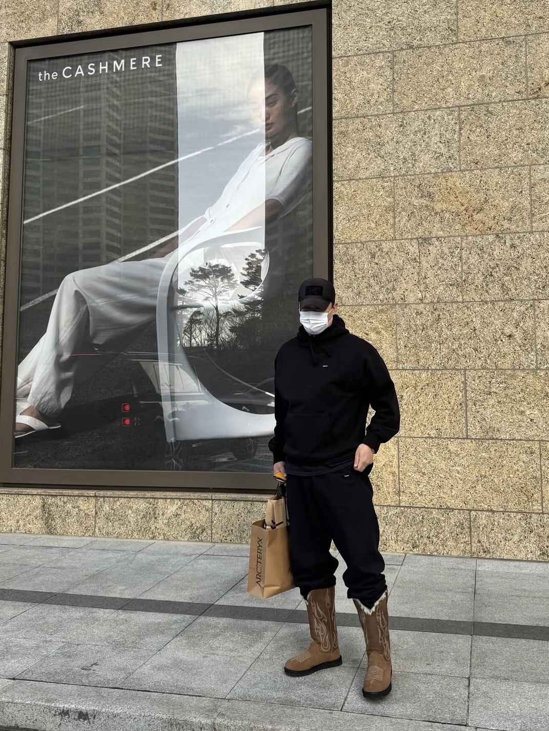 UGG x Gallery Dept. Stitched Boot Brown, Supreme Small Box Hooded Sweatshirt Black - 24FW 착용 스타일 - 1
