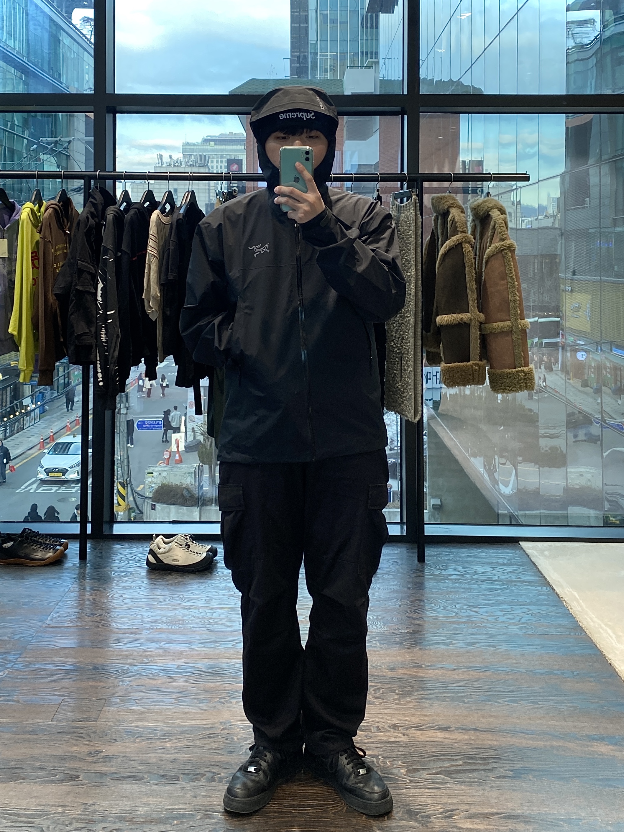 Arc'teryx Beta Jacket Black, Supreme New Era Box Logo Beanie Black - 24FW 착용 스타일