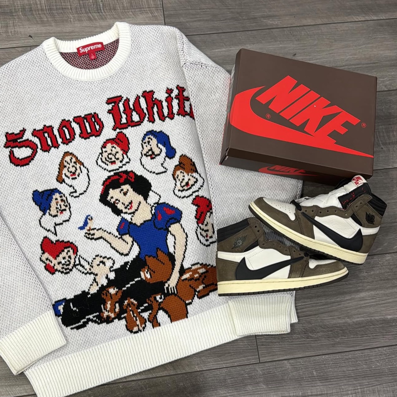 Supreme Snow White Sweater White - 24FW 착용 스타일 - 4