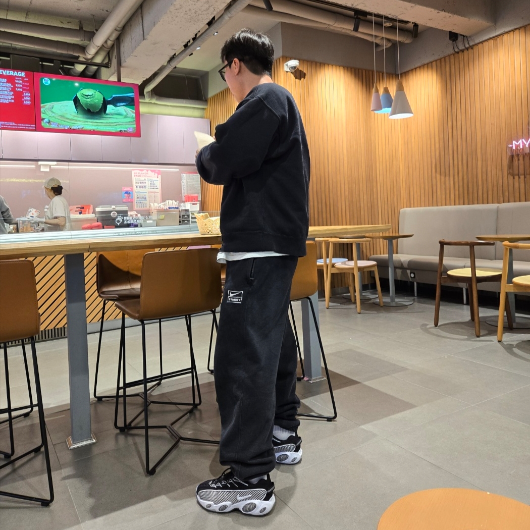 Nike x Stussy NRG Washed Fleece Crewneck Black (DO5310-010), Nike x Stussy NRG Washed Fleece Pants Black (DO5296-010) 착용 스타일 - 1