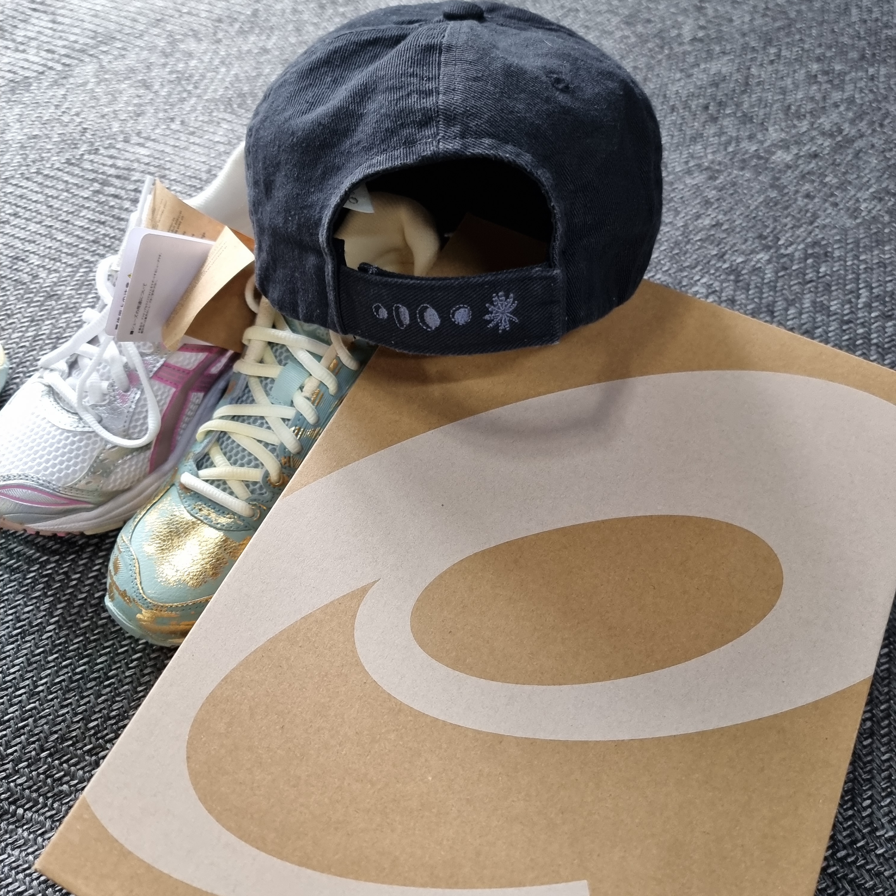 Asics Gel-Kayano 14 Pure Gold Cold Moss 착용 스타일 - 4