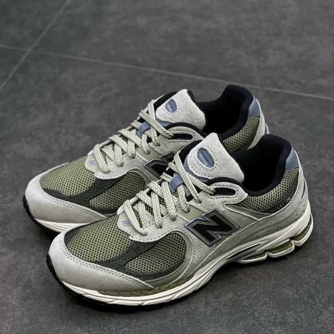 New Balance 2002R Silver Pine Olive Leaf 착용 스타일