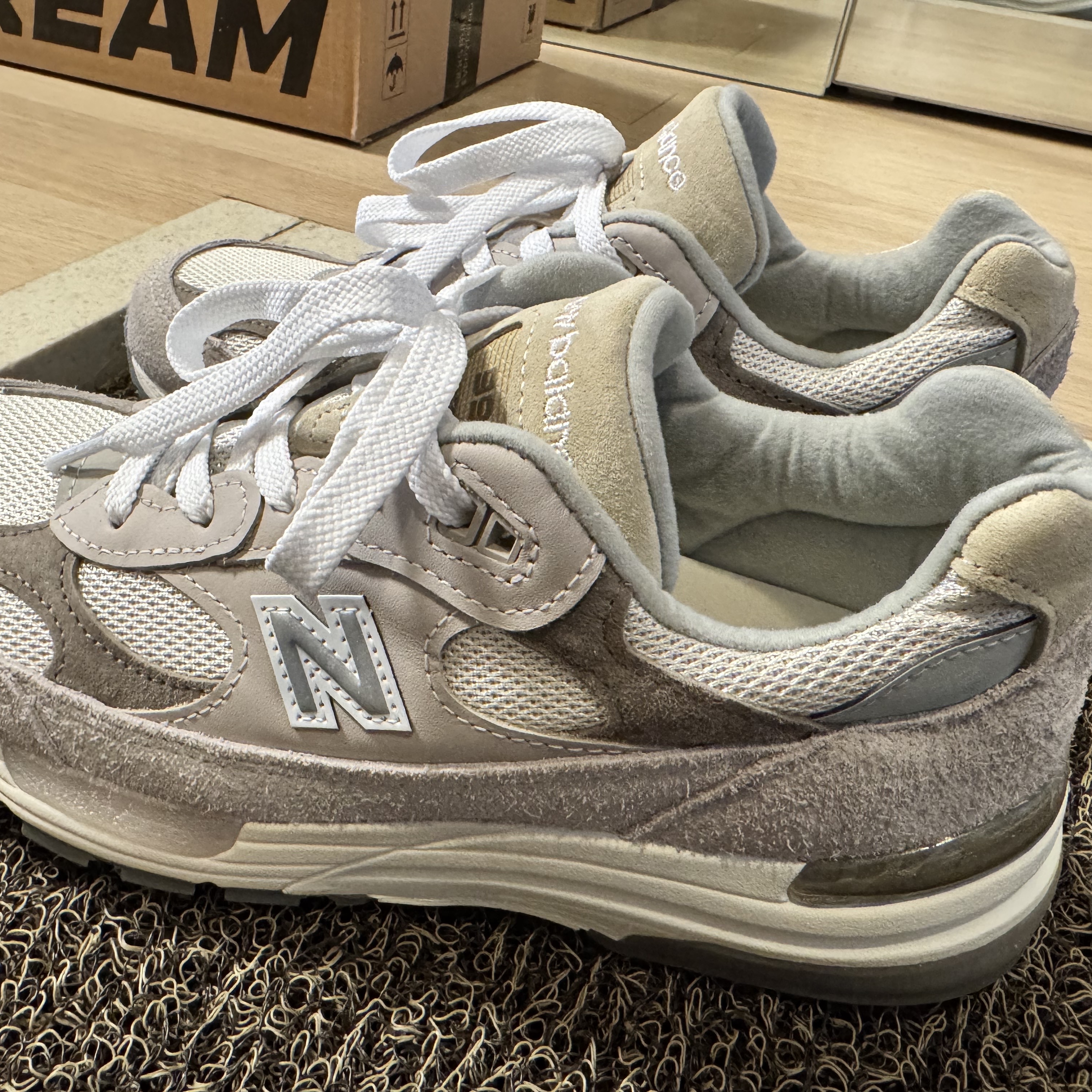 New Balance 992 Made in USA Moonrock Mushroom 착용 스타일