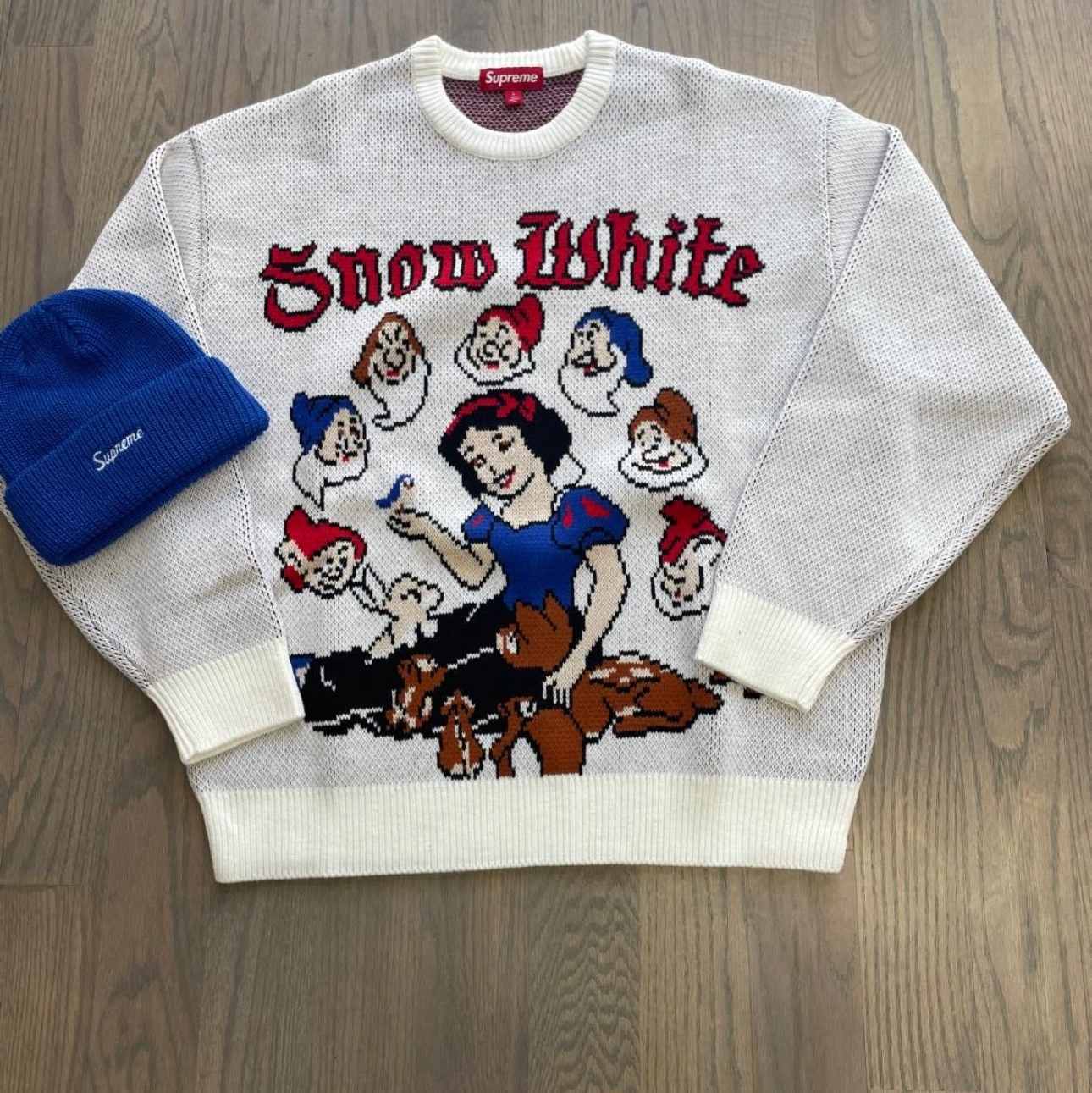 Supreme Snow White Sweater White - 24FW 착용 스타일 - 6
