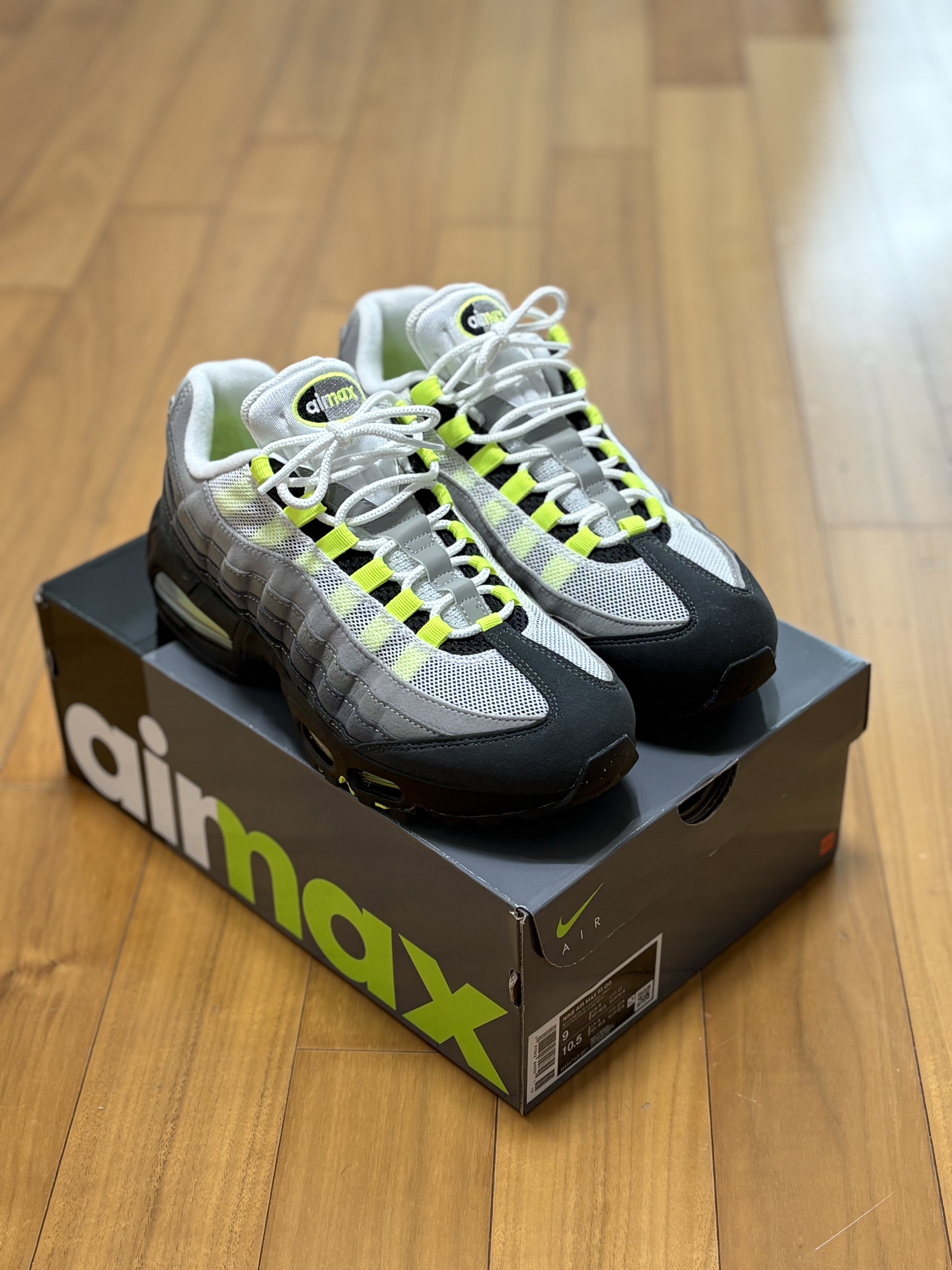 Nike Air Max 95 OG Neon, Jordan 1 High 85 Bred 착용 스타일 - 1