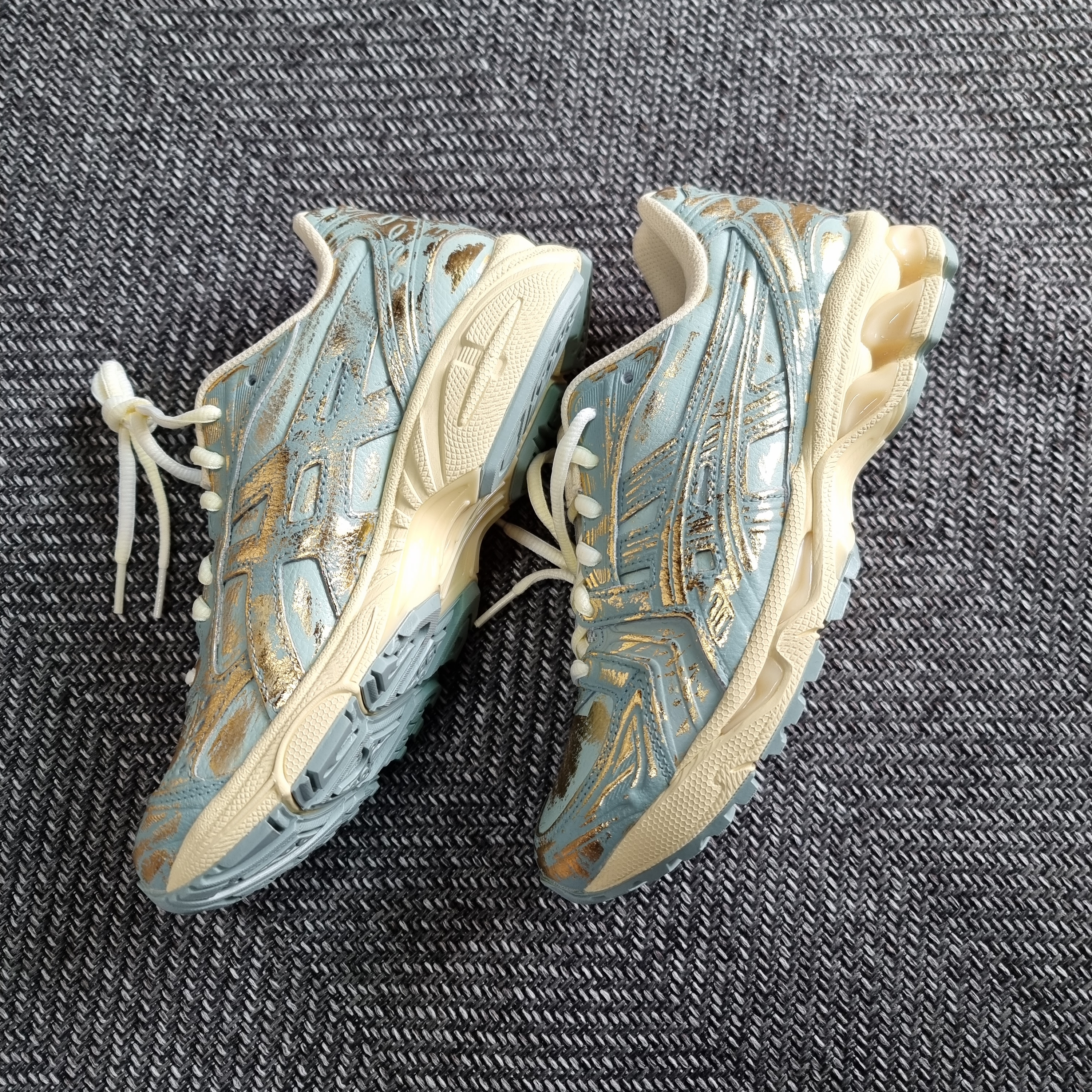 Asics Gel-Kayano 14 Pure Gold Cold Moss 착용 스타일 - 2