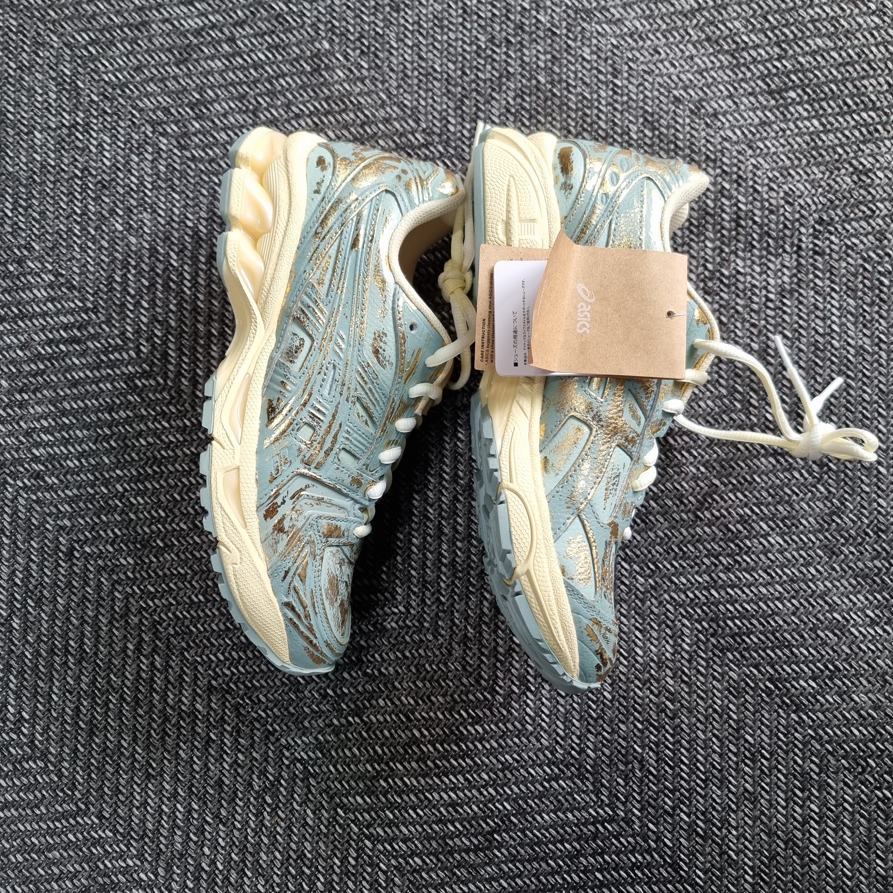 Asics Gel-Kayano 14 Pure Gold Cold Moss 착용 스타일 - 3