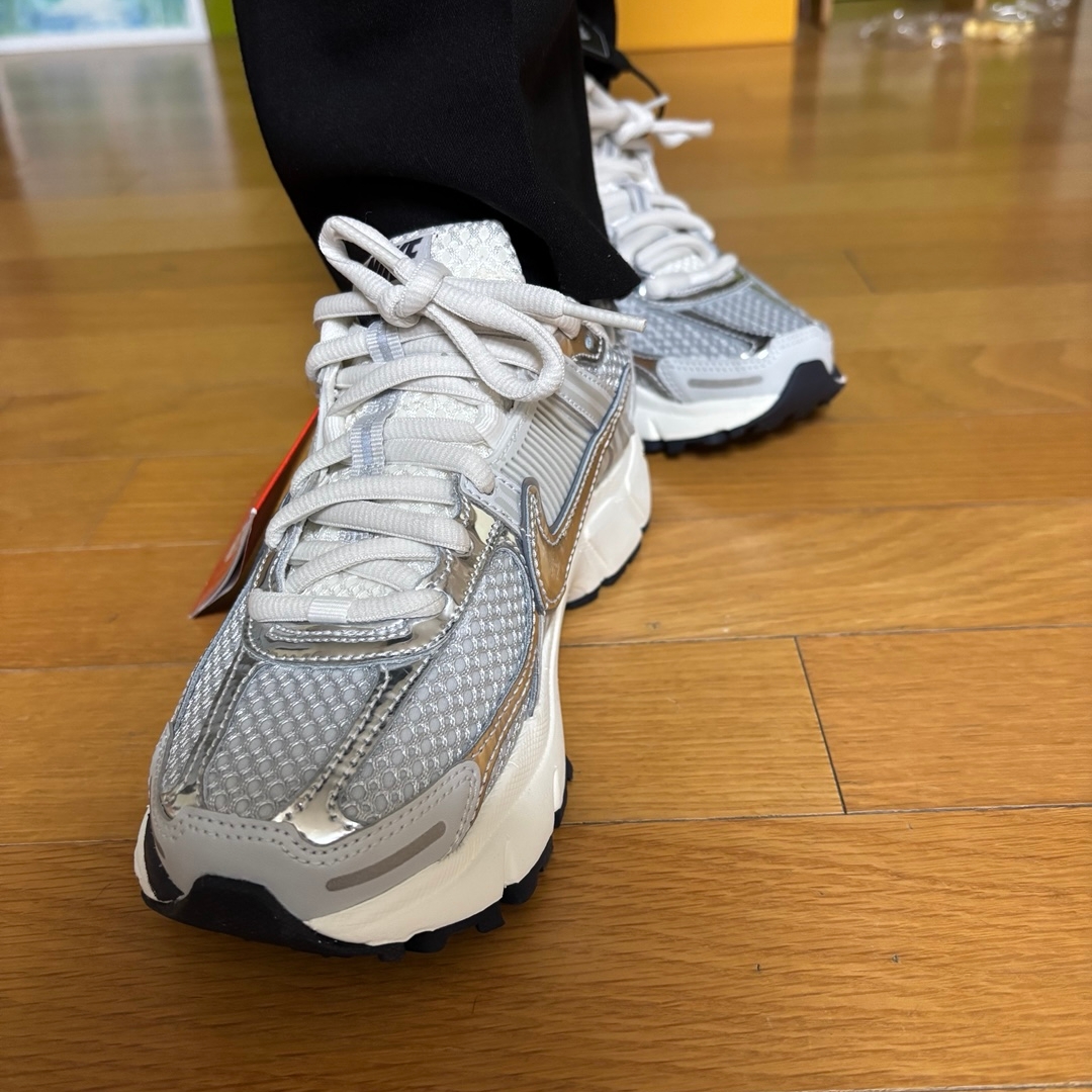 (W) Nike Zoom Vomero 5 Photon Dust and Metallic Silver 착용 스타일 - 1