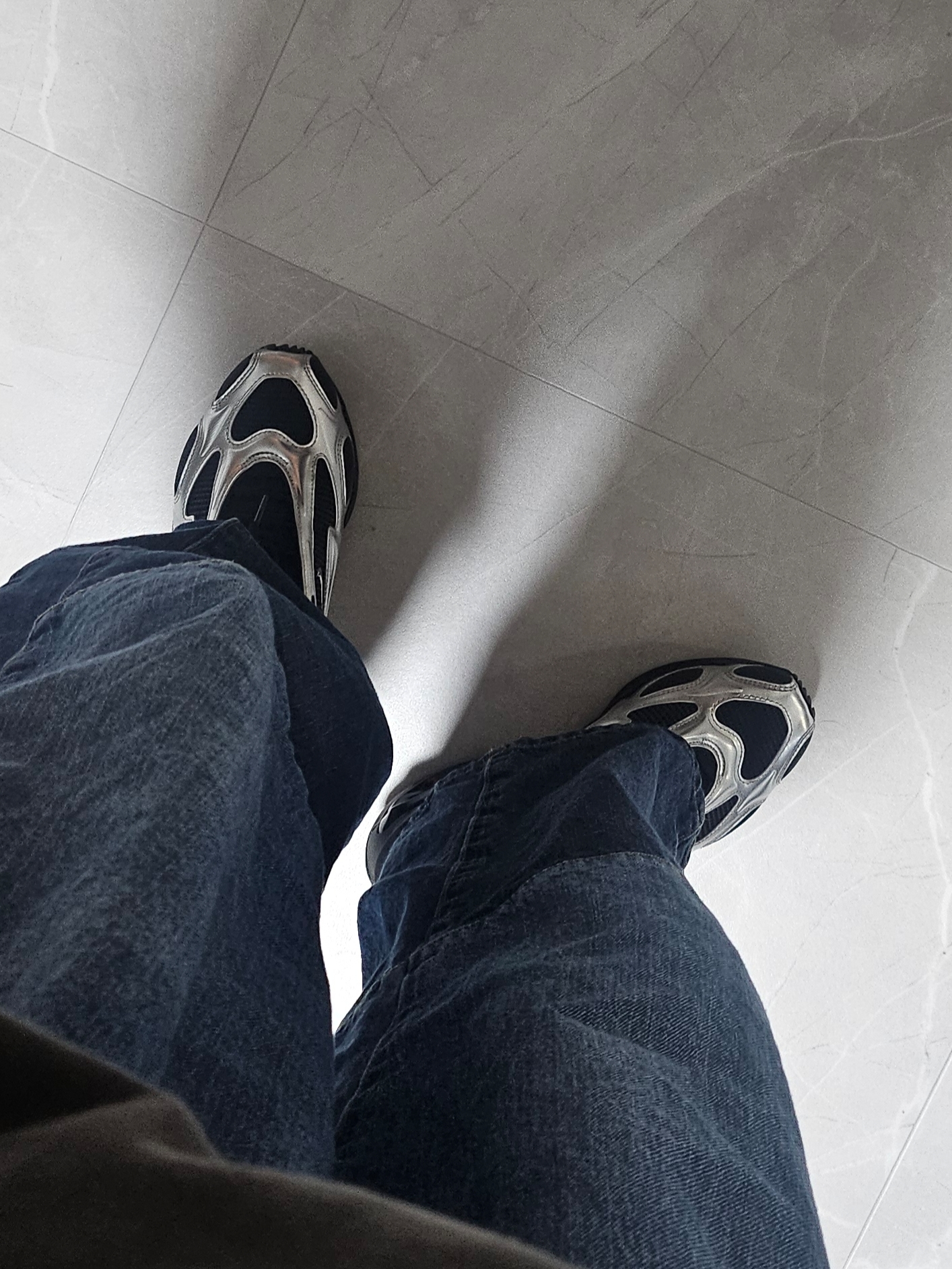 (W) Nike Air Max Muse Black and Metallic Silver, Yeezy Gap Engineered By Balenciaga Dove Hoodie Dark Grey 착용 스타일 - 4