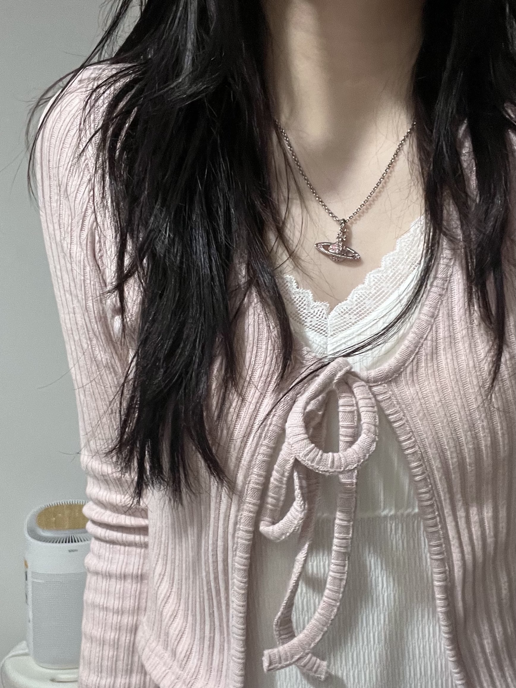Vivienne Westwood Mini Bas Relief Pendant Silver Pink 착용 스타일