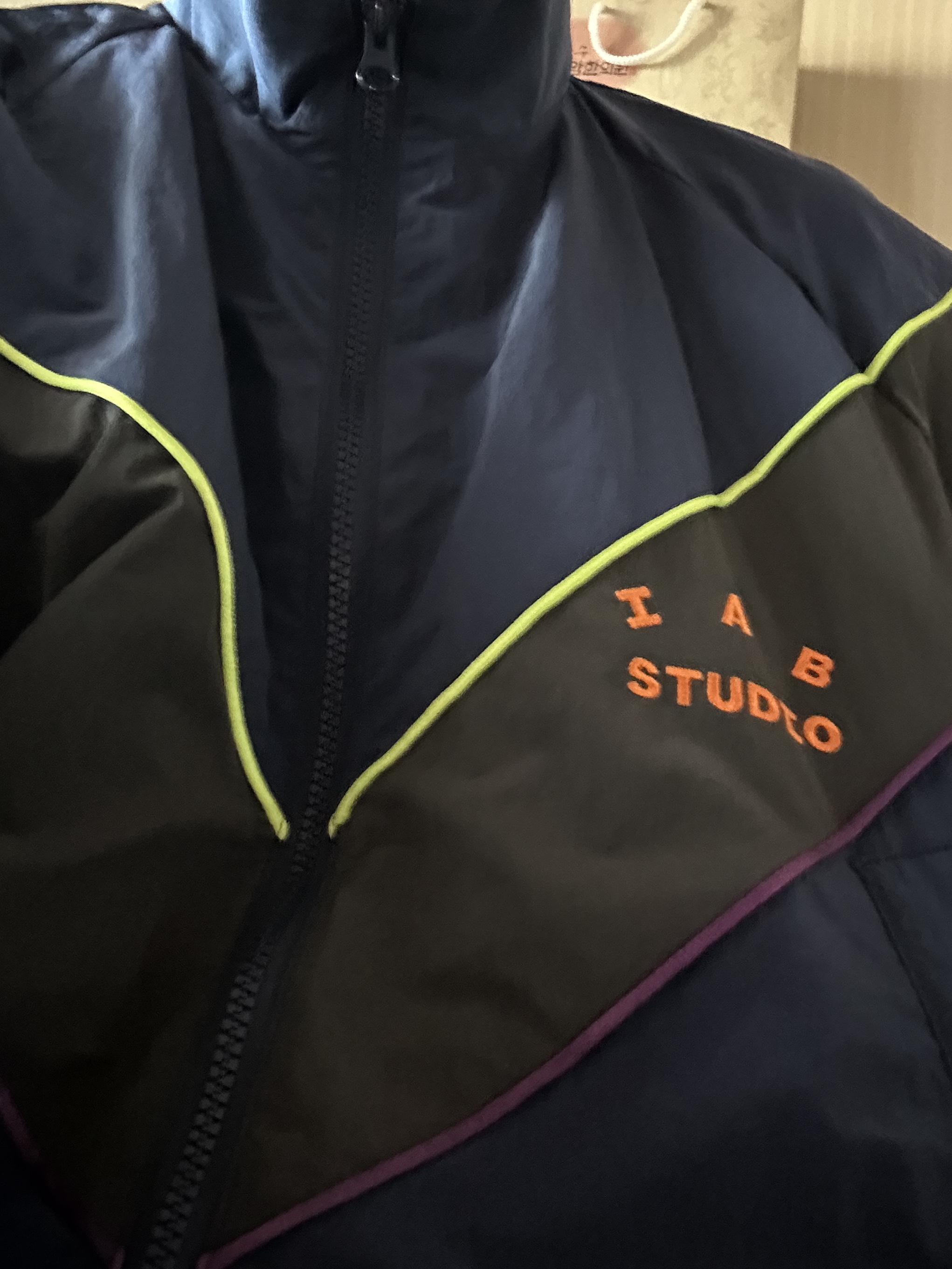 IAB Studio x Arcane Zaun Tracktop Night Blue Neon 착용 스타일
